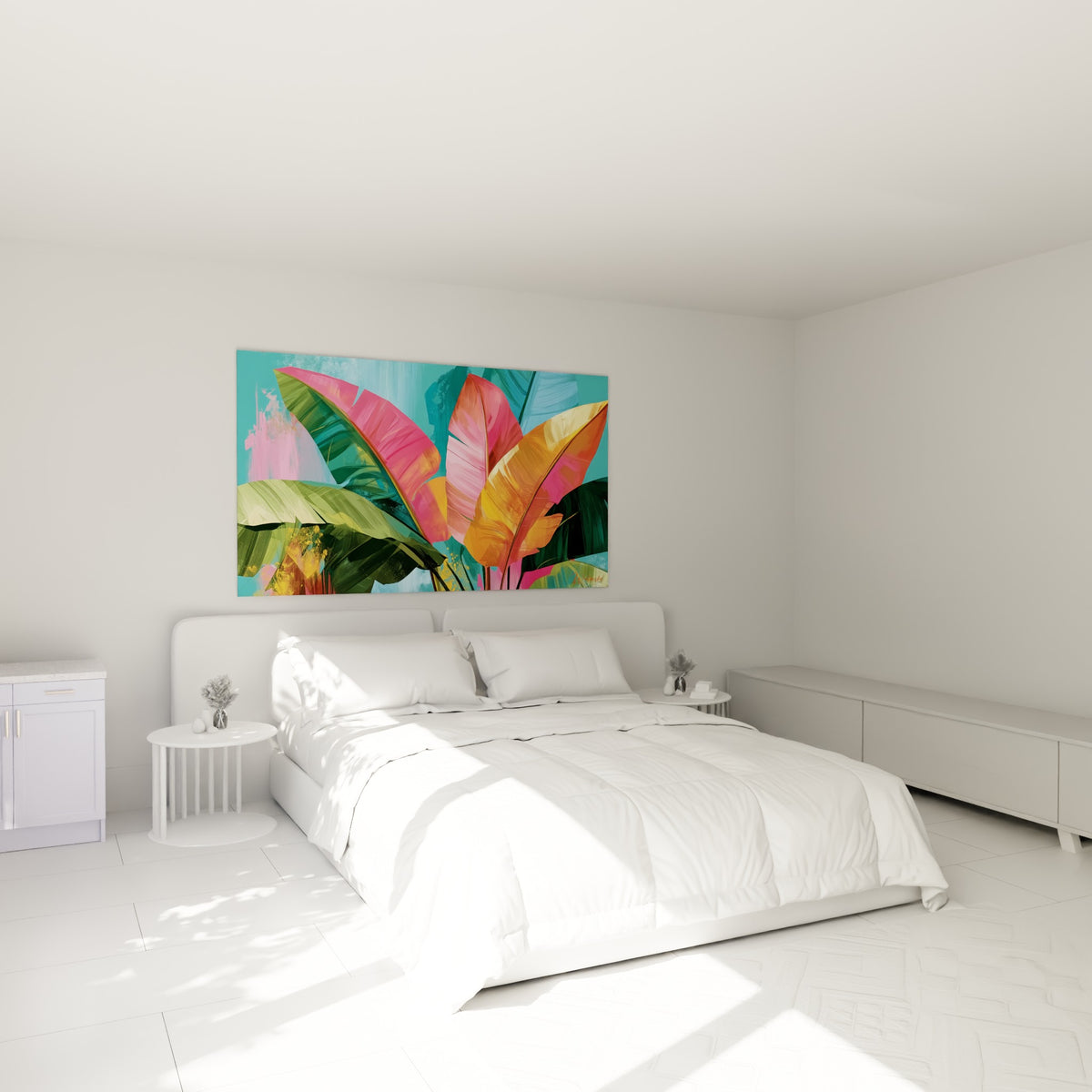 Grandes feuilles de bananier roses et dorées accrochées au-dessus d'un lit dans une chambre claire
