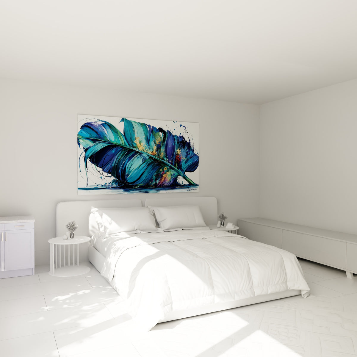 Feuille tropicale turquoise et bleue aux touches dorées, accrochée au-dessus d'un lit dans une chambre claire