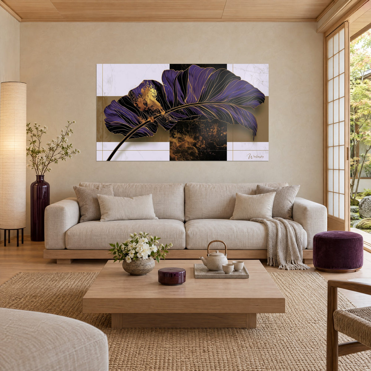 Quadro grande foglia di banano viola con nervature dorate su sfondo bianco marmorizzato, sopra un divano in un soggiorno luminoso