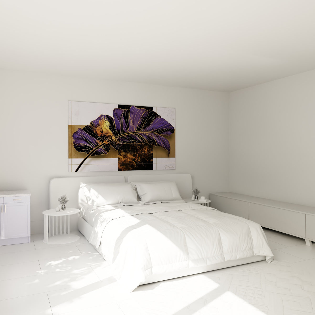 Feuille de bananier violette et dorée au-dessus d'un lit dans une chambre claire