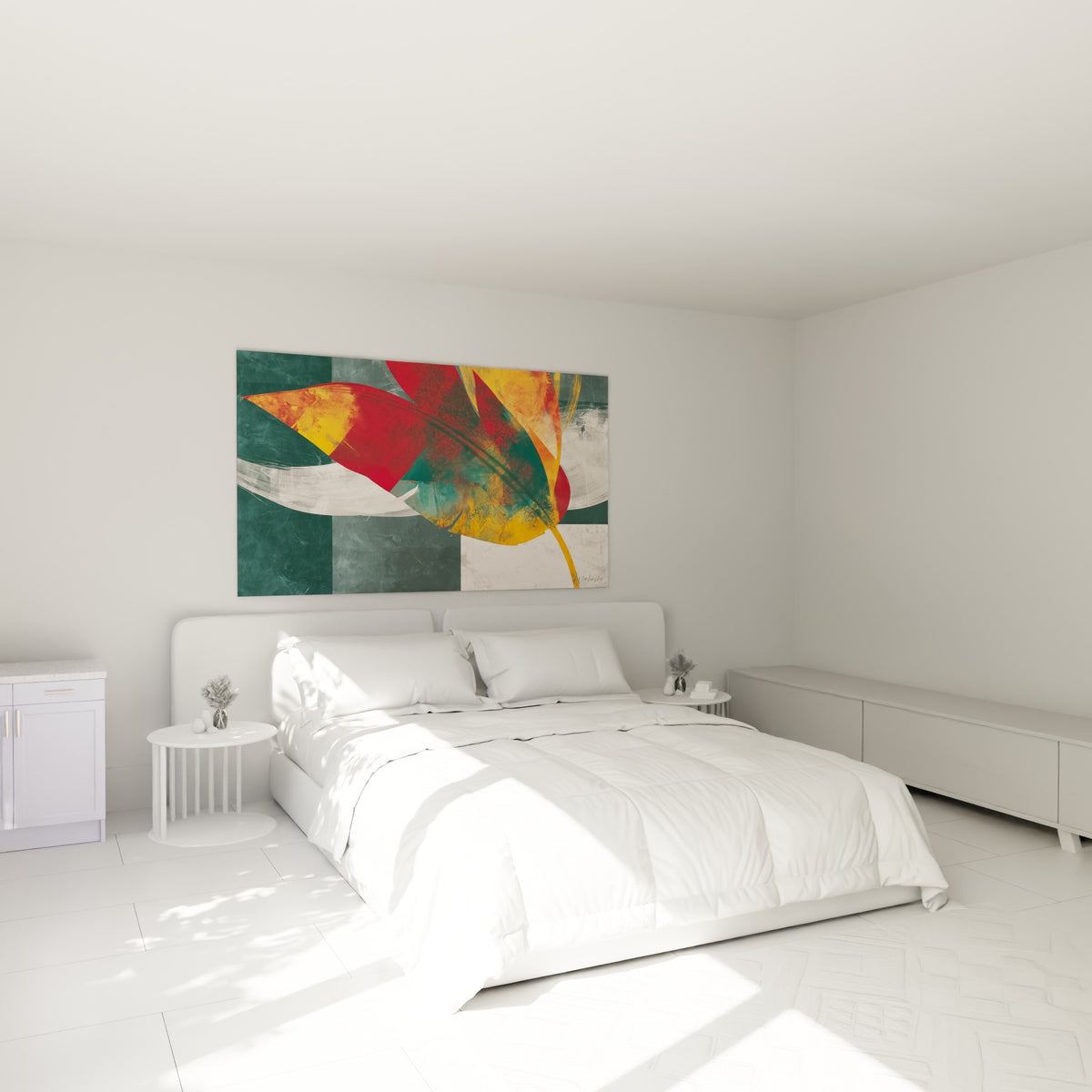 Large feuille tropicale ocre et rouge accrochée au-dessus d'un lit dans une chambre claire