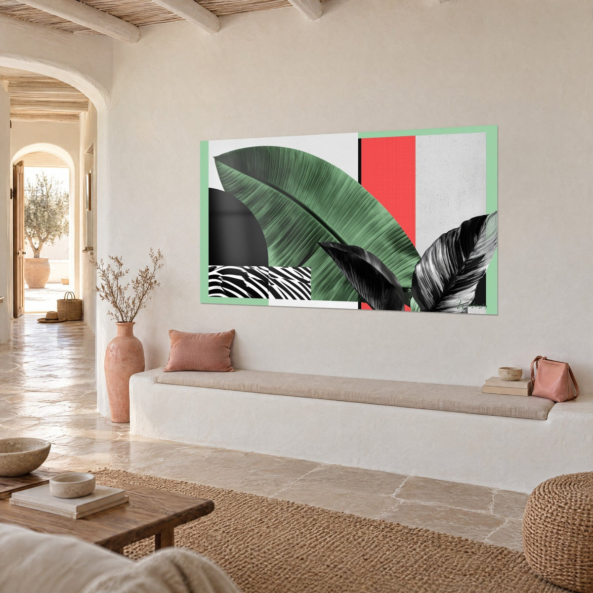 Gemälde grafisches Dschungelmotiv: grüne Blattadern einer riesigen Palme, korallenroter Farbblock und grauer Hintergrund, verputzte Wand eines mediterranen Hauses