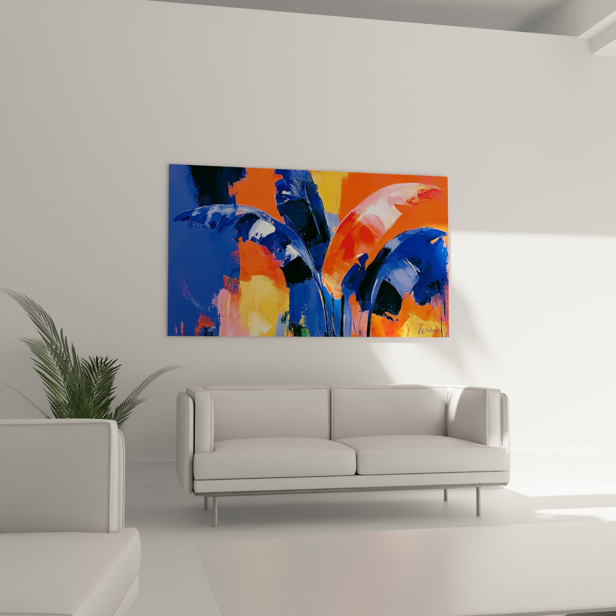 Composition végétale orange et bleu marine au-dessus d'un canapé dans un salon lumineux