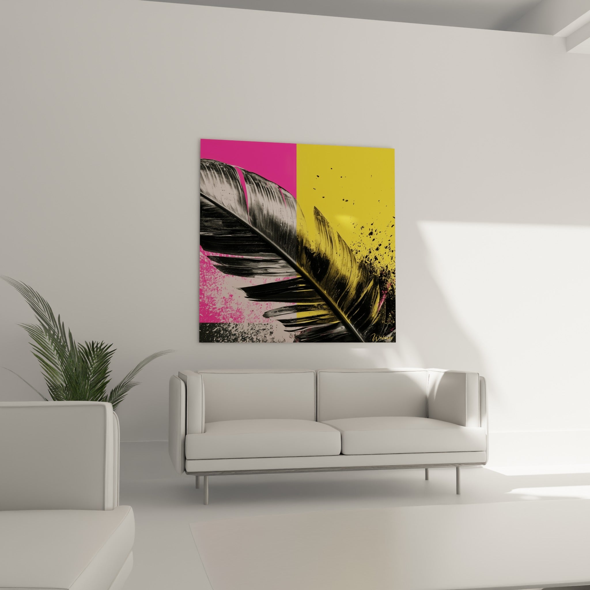 Feuille de bananier aux tons noirs et jaunes vifs, fond rose éclaté, au-dessus d'un canapé dans un salon lumineux