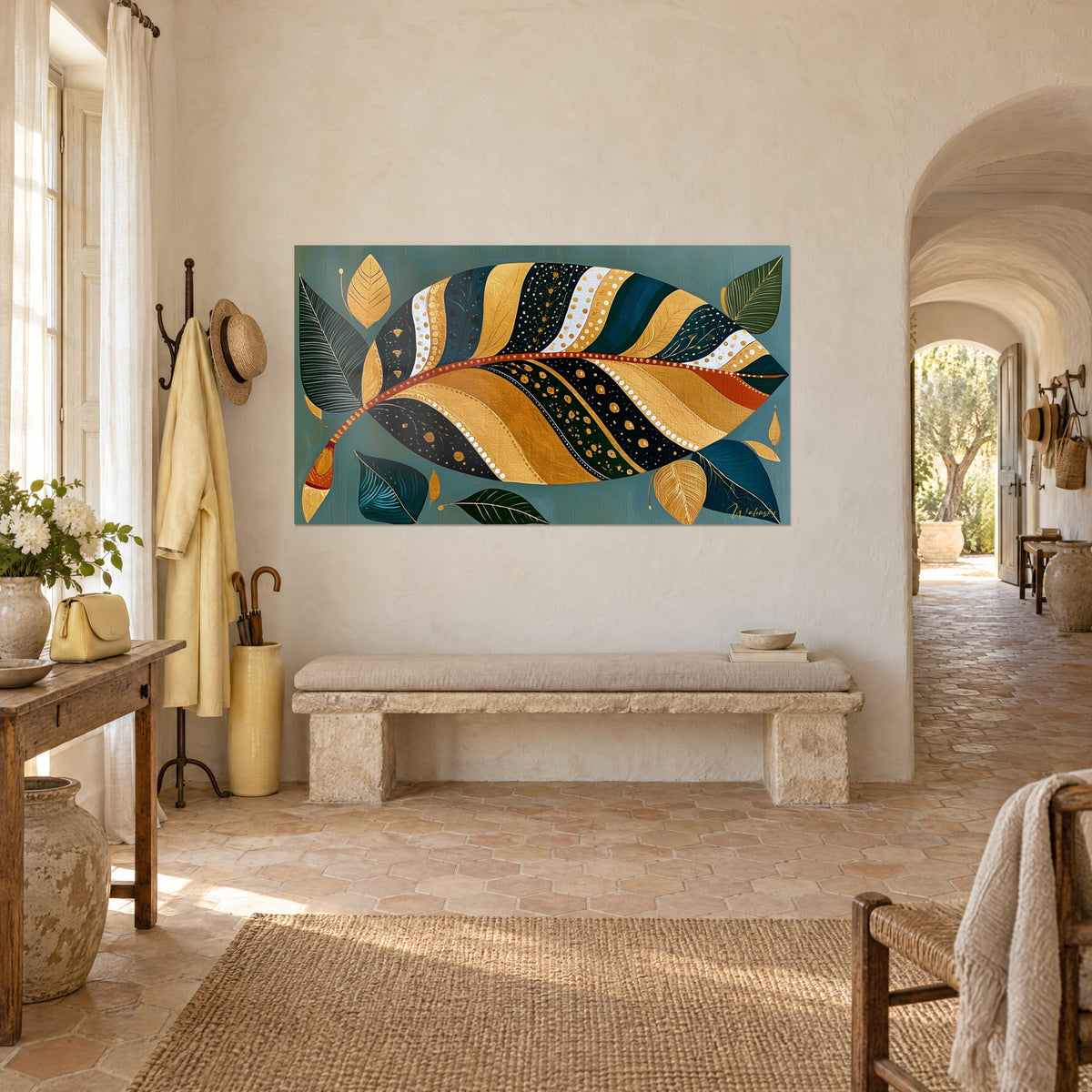 Tableau feuille de bananier stylisée, points ocre et blancs sur fond vert-de-gris, vue de biais, couloir voûté du mas provençal