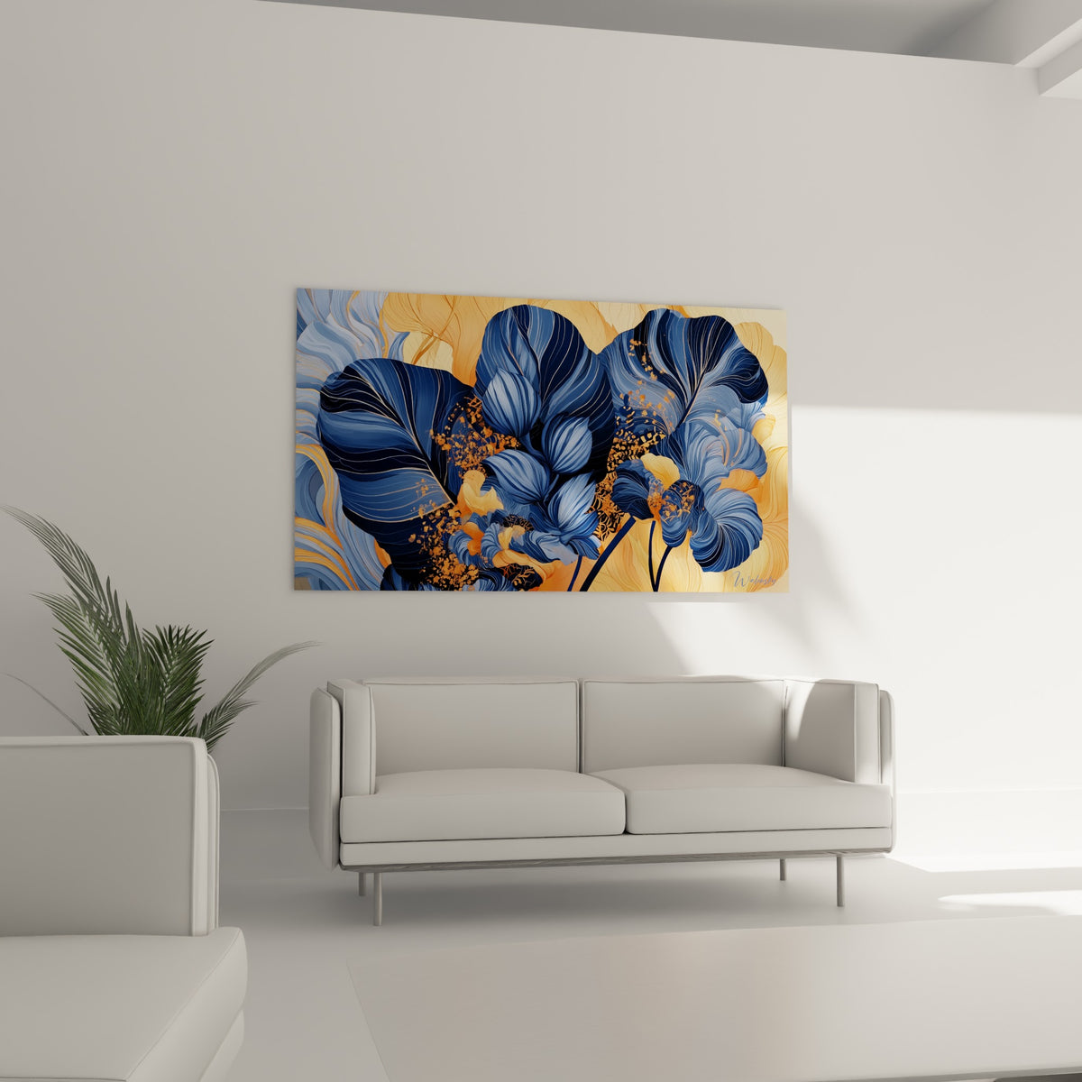 Feuilles ondulantes bleu marine et orangé de la Feuille de bananier au-dessus d'un canapé dans un salon lumineux
