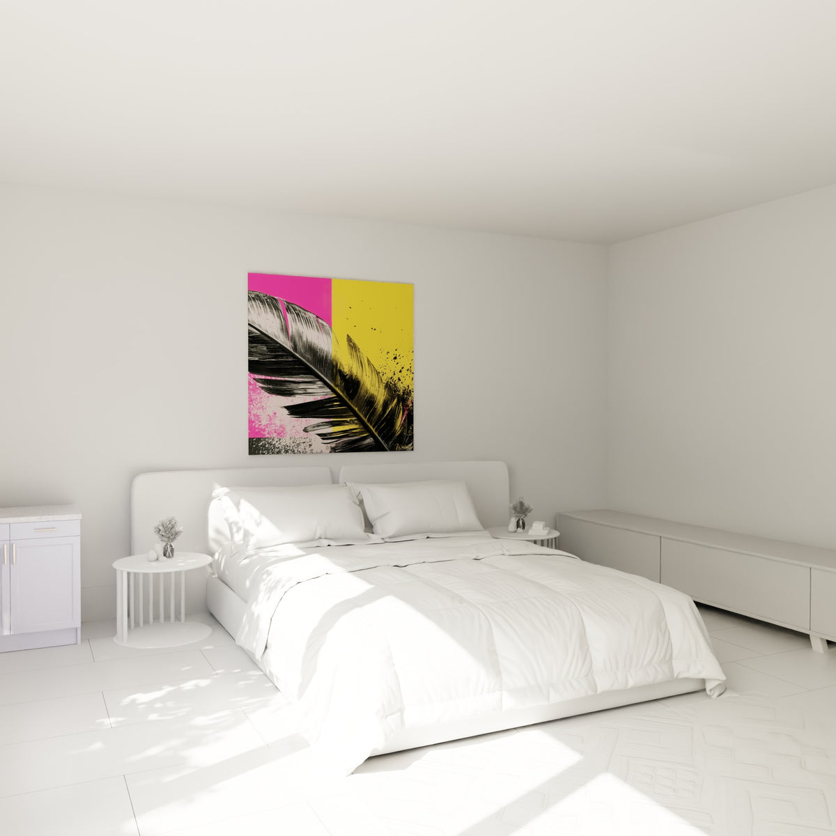 Grande feuille de bananier noire et jaune, éclaboussée de rose, accrochée au-dessus d'un lit dans une chambre claire