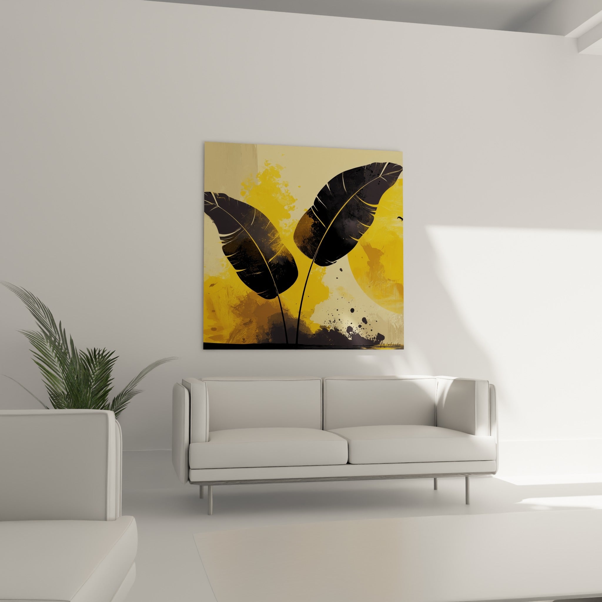 Silhouette de feuille de bananier anthracite contrastant avec un fond doré et ocre, au-dessus d'un canapé dans un salon lumineux