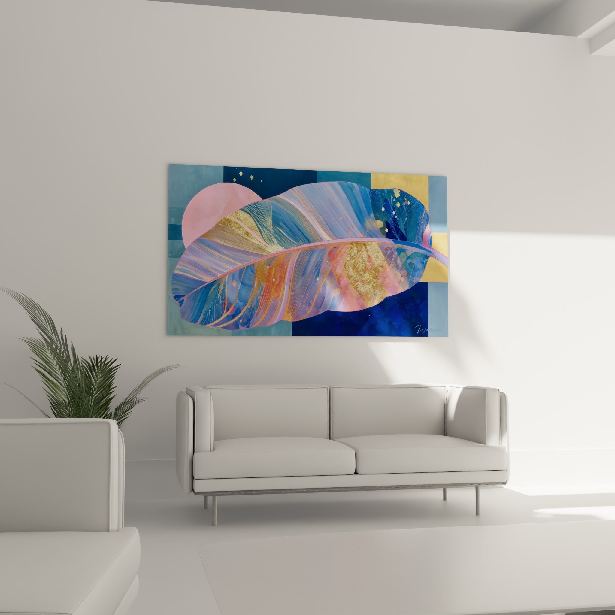 Feuille de bananier rose et bleu marine accrochée au-dessus d'un canapé dans un salon lumineux
