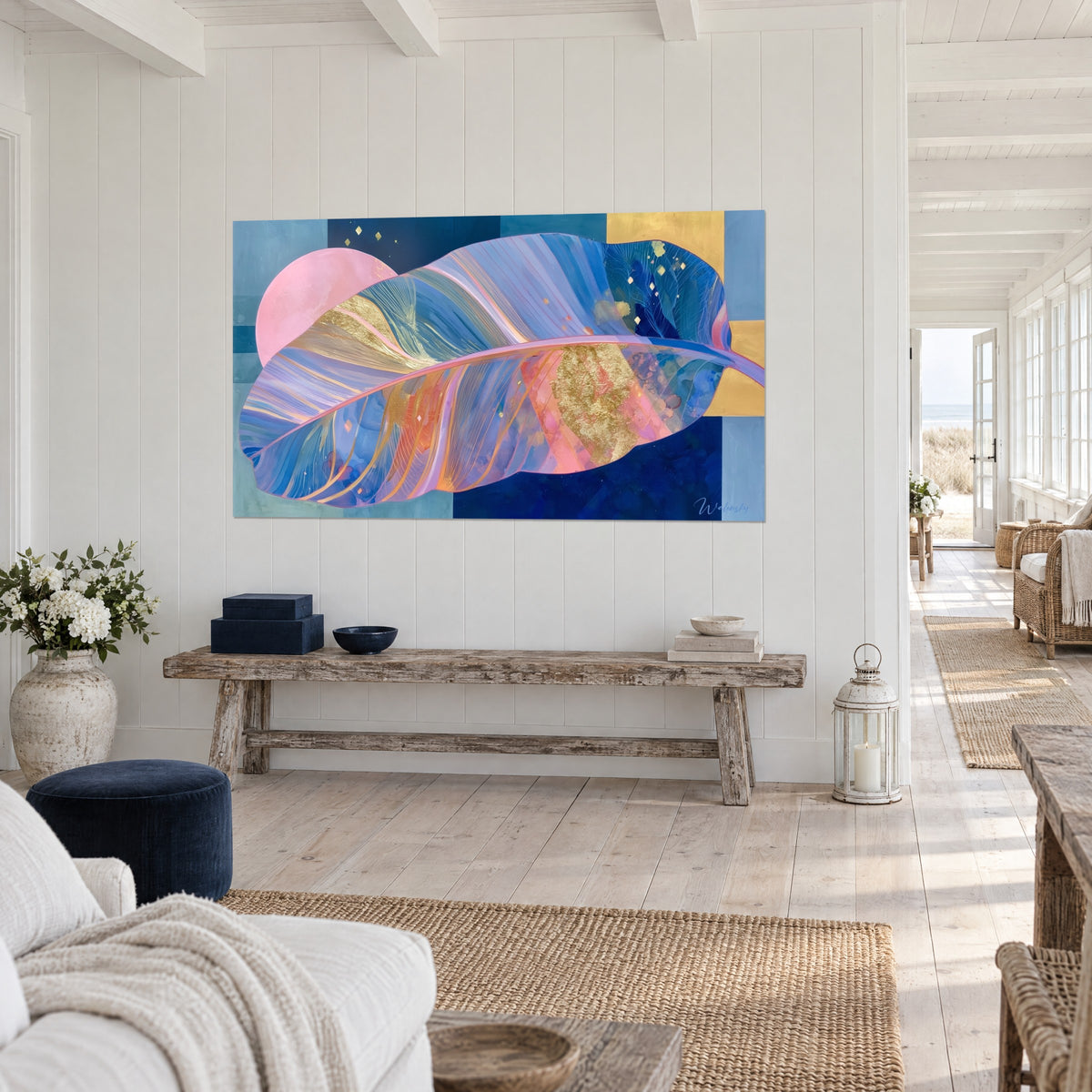 Schilderij grote tropische veer met lavendel- en gouden nerven, achtergrond in marineblauw en oker, hangend aan de muur van een huis aan zee