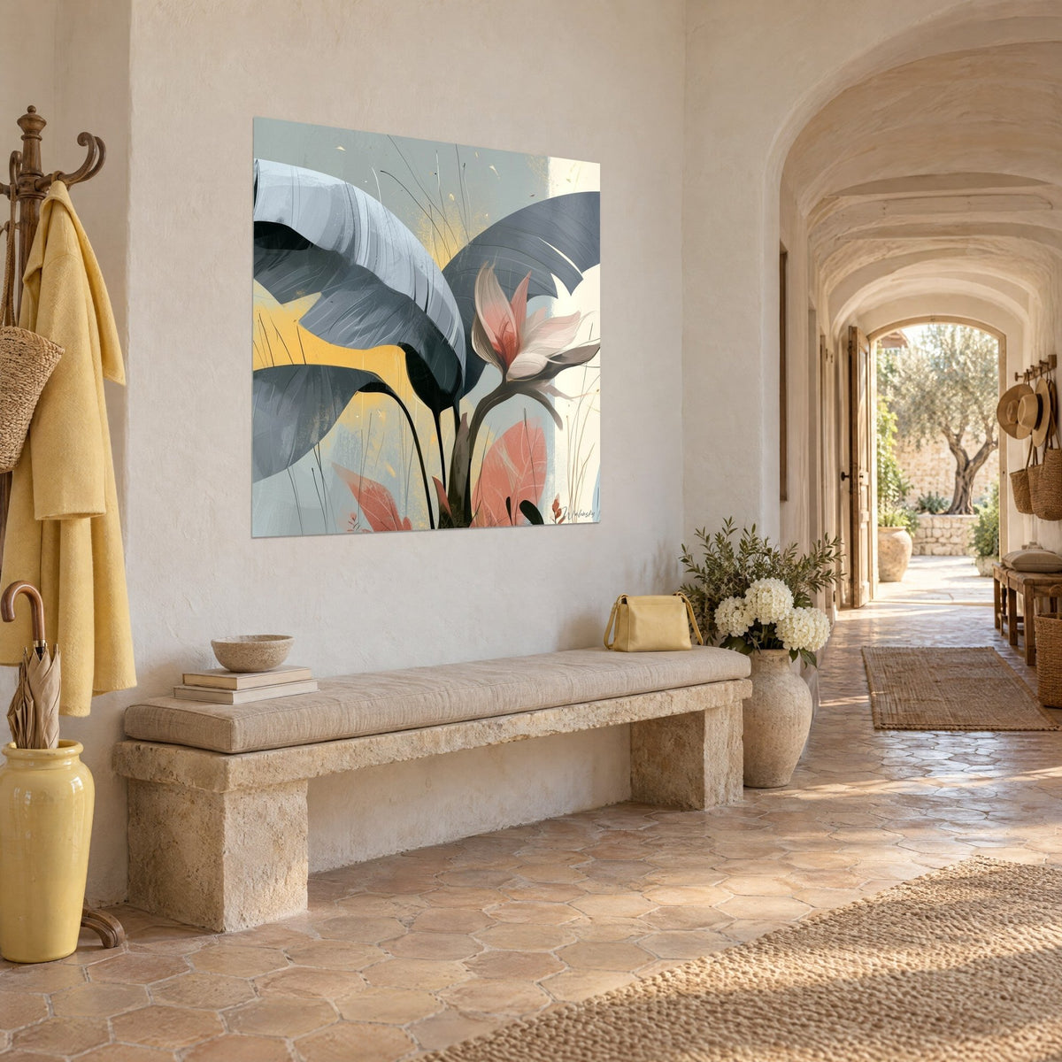 Cuadro follaje tropical estilizado en gris azulado, toques de ocre amarillo y coral, colgado en un pasillo abovedado de un masía provenzal