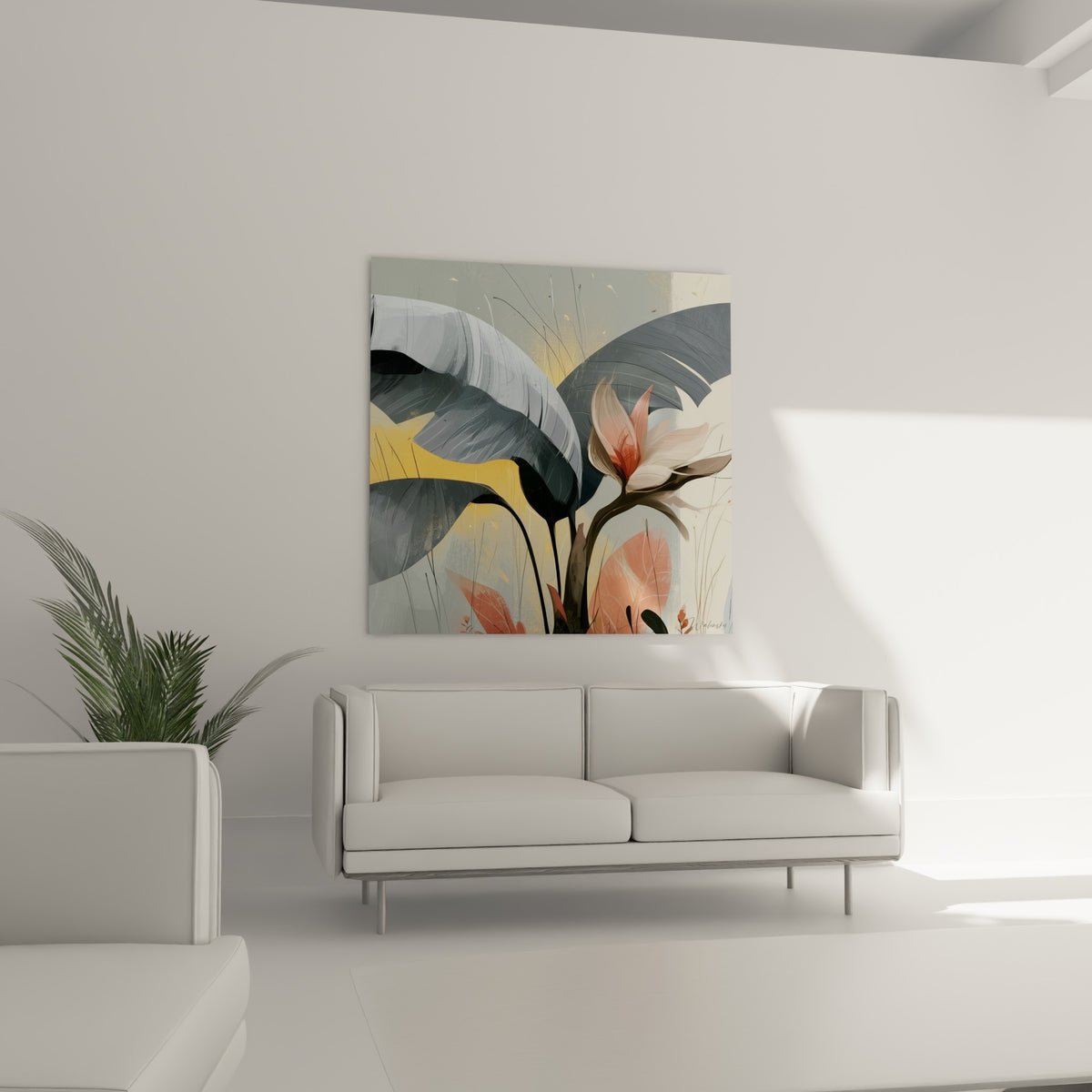 Feuilles de bananier grises et touches ocre au-dessus d'un canapé dans un salon lumineux