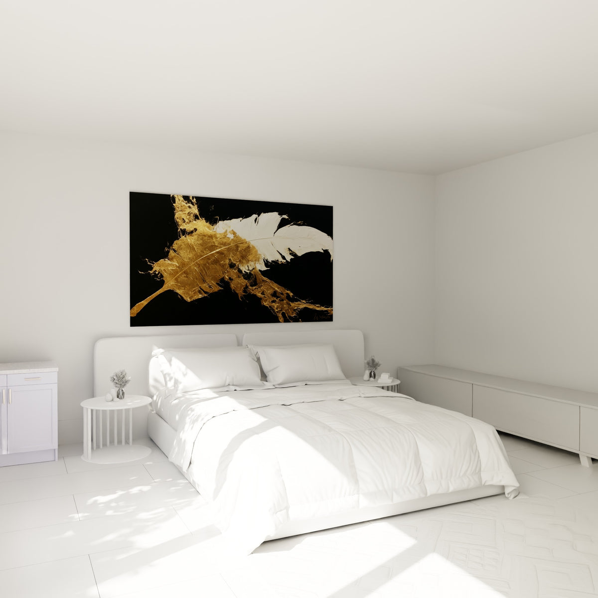 Composition abstraite dorée et blanche accrochée au-dessus d'un lit dans une chambre claire