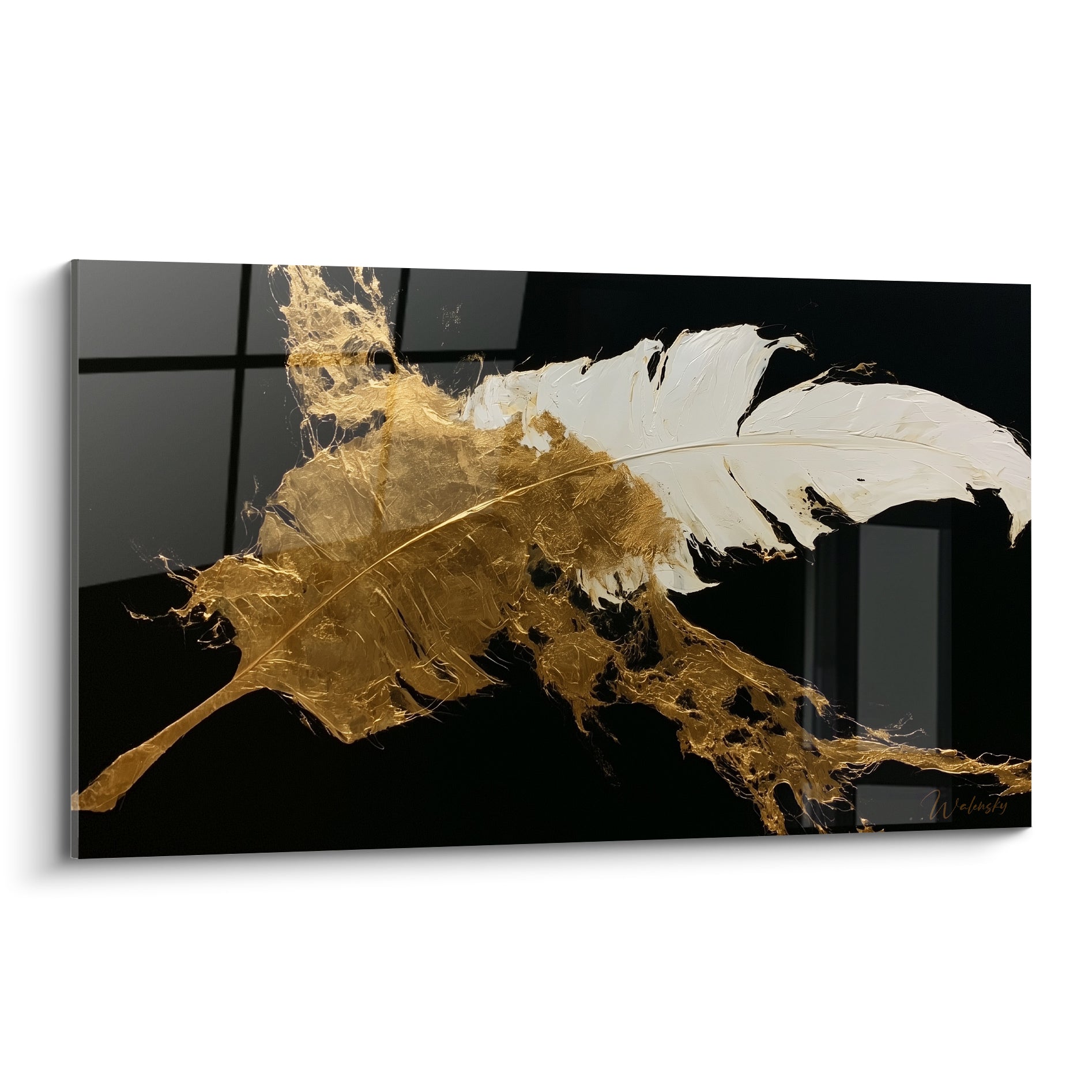 Plume dorée et blanc crème sculptée sur fond noir profond, contraste texturé intense