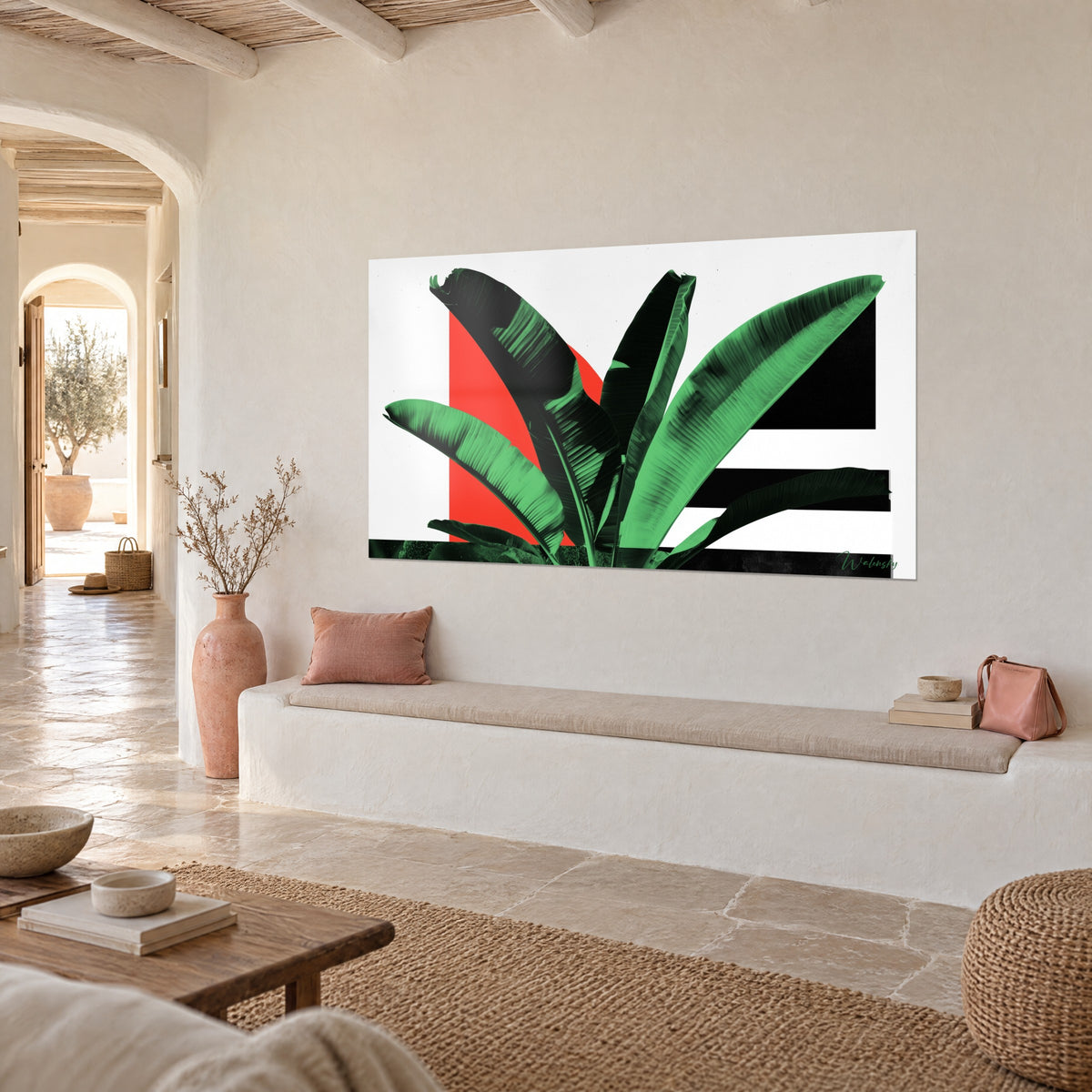 Tableau feuillage tropical vert sapin devant un triangle écarlate et des bandes noires, mur crème d'une pièce voûtée