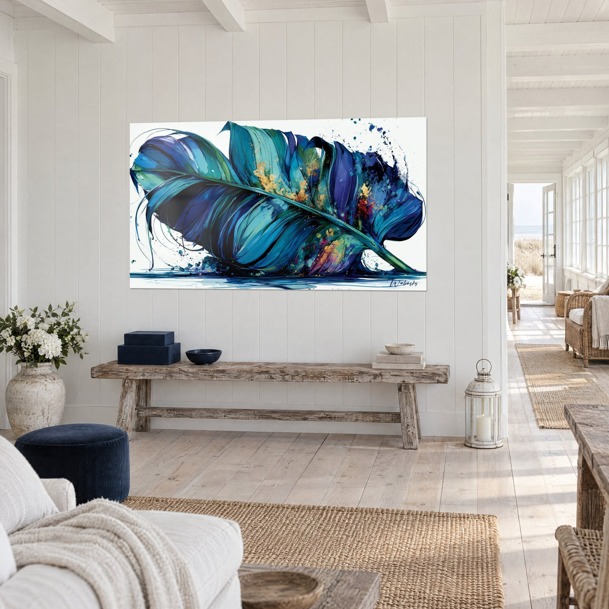 Cuadro gran hoja de palmera con nervaduras verdes, matices índigo y turquesa, motas doradas, sobre pared blanca, casa frente al mar