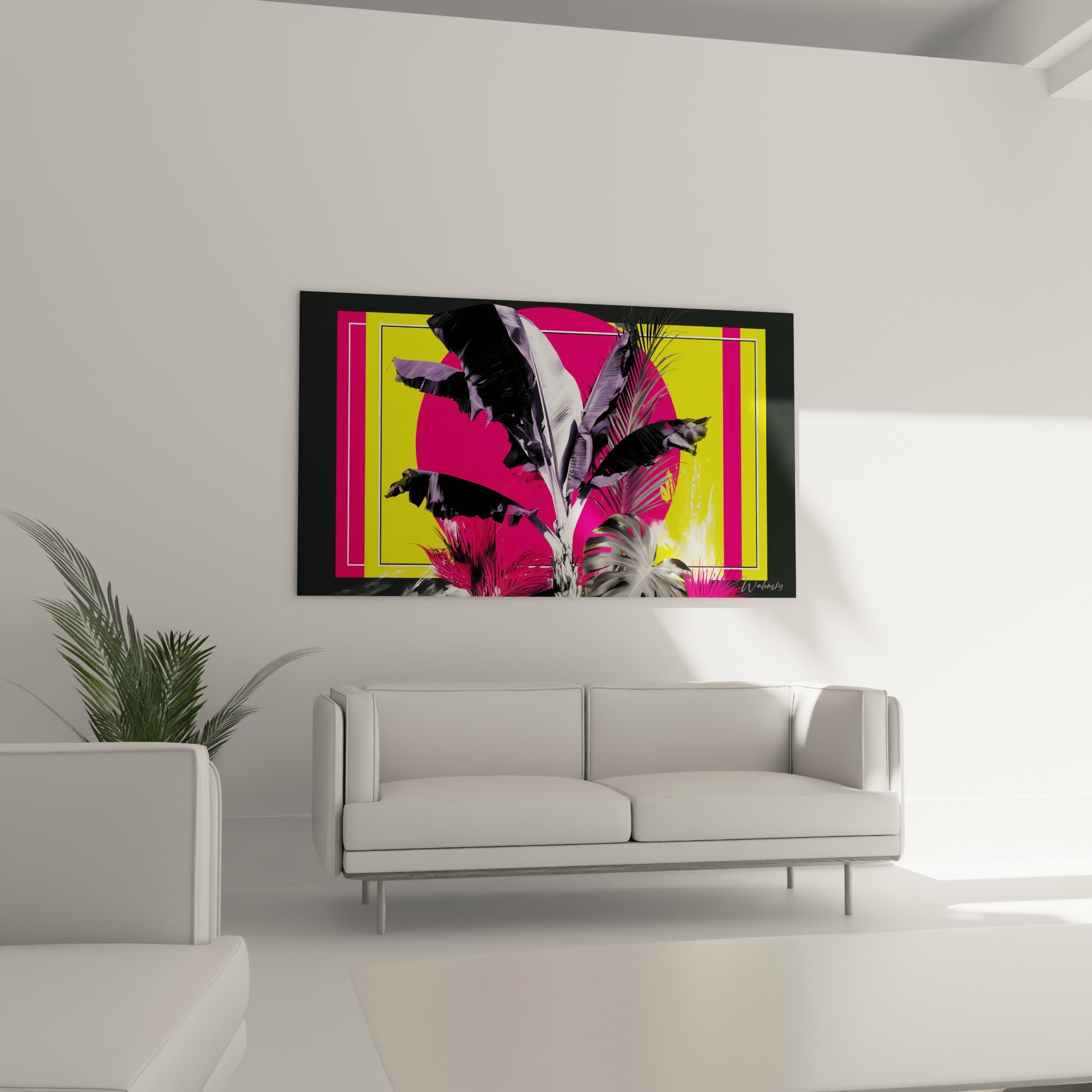 Feuillage tropical jaune fluo et fuchsia disposé au-dessus d'un canapé dans un salon lumineux