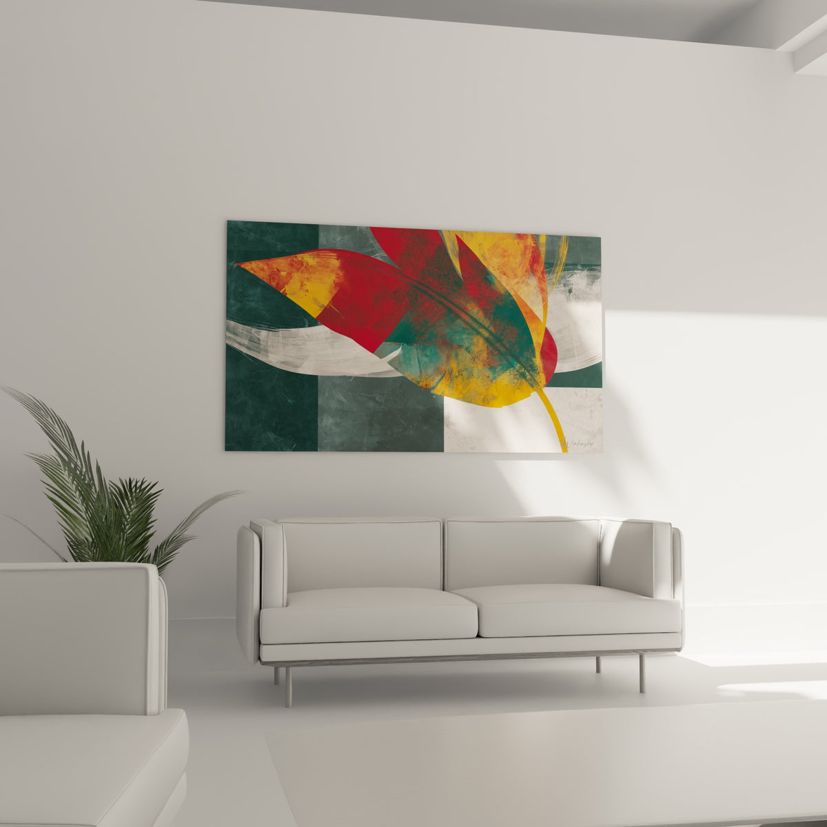 Feuille exotique aux teintes safran et carmin placée au-dessus d'un canapé dans un salon lumineux