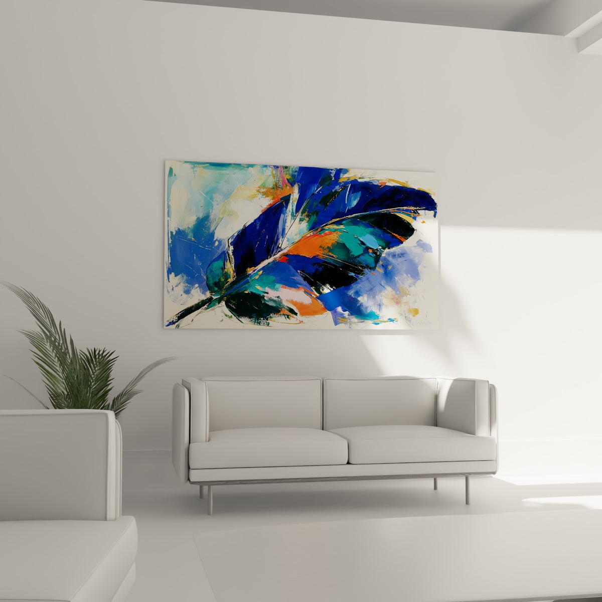 Feuille stylisée turquoise et terracotta accrochée au-dessus d'un canapé dans un salon lumineux
