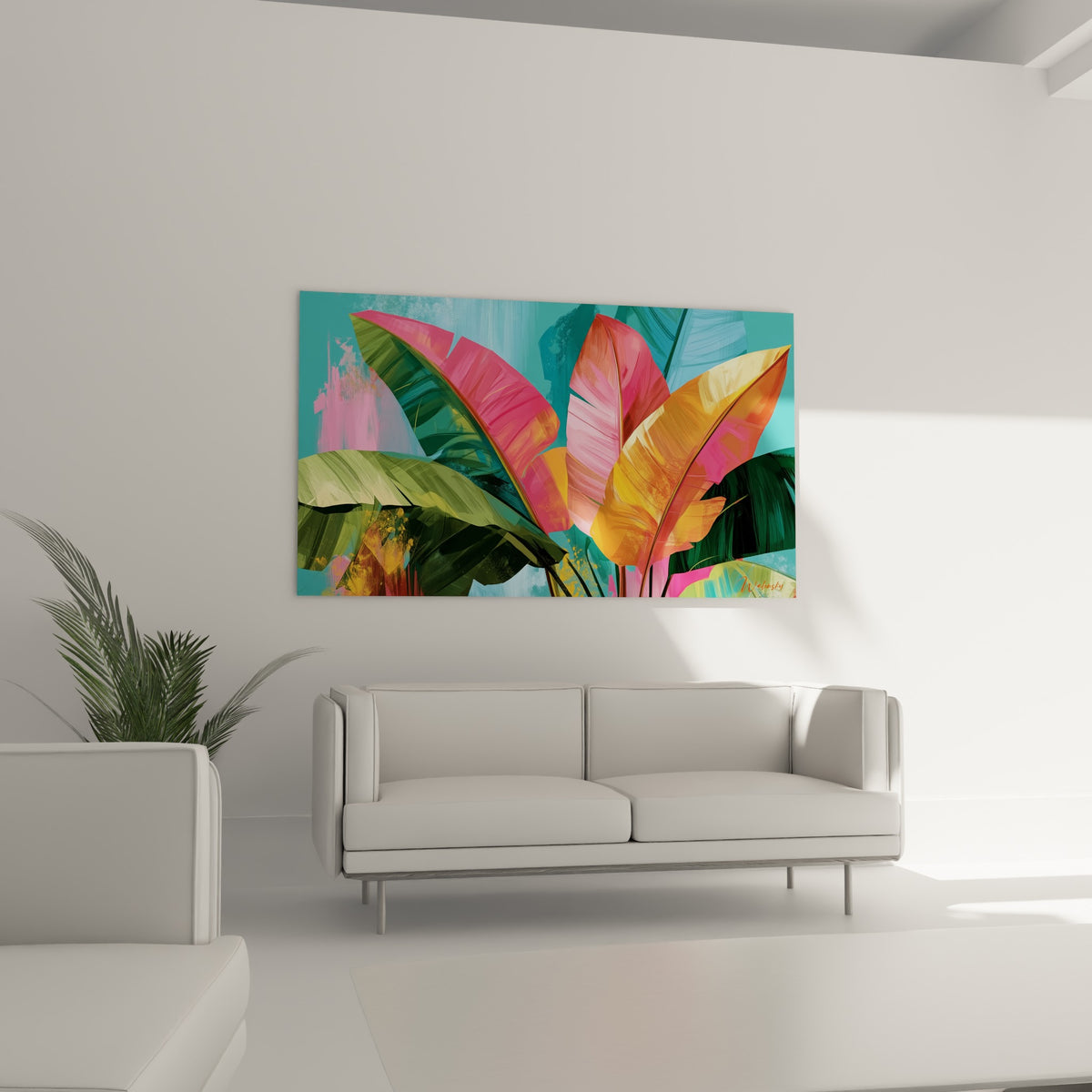 Feuilles tropicales turquoise et rose vif accrochées au-dessus d'un canapé dans un salon lumineux