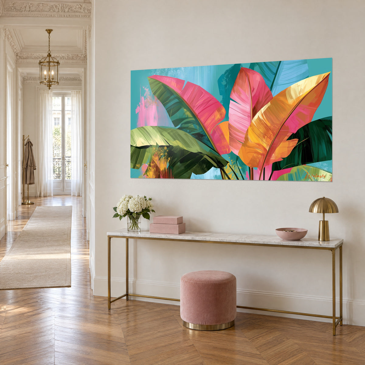 Tableau frondaison tropicale rose fuchsia et orange safran, vue de trois-quarts au-dessus d'une console dorée, couloir haussmannien
