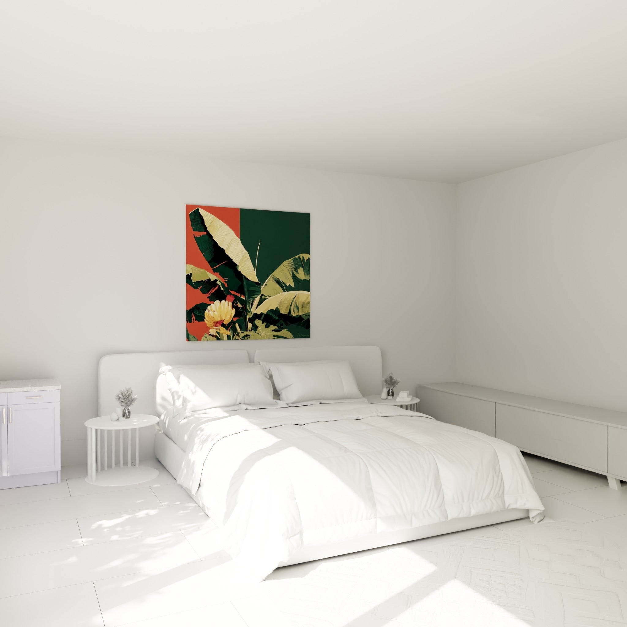 Feuilles tropicales vert sombre et terracotta accrochées au-dessus d'un lit dans une chambre claire