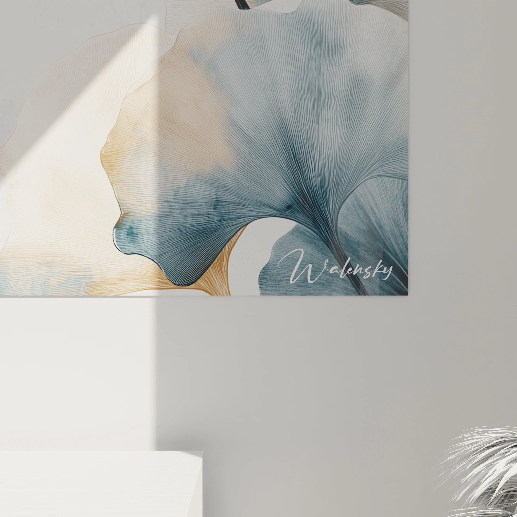 Un tableau Feuille de ginkgo nature mettant en scène des feuilles stylisées en bleu et beige, avec des ombrages subtils et une composition fluide sur un arrière-plan blanc texturé.







