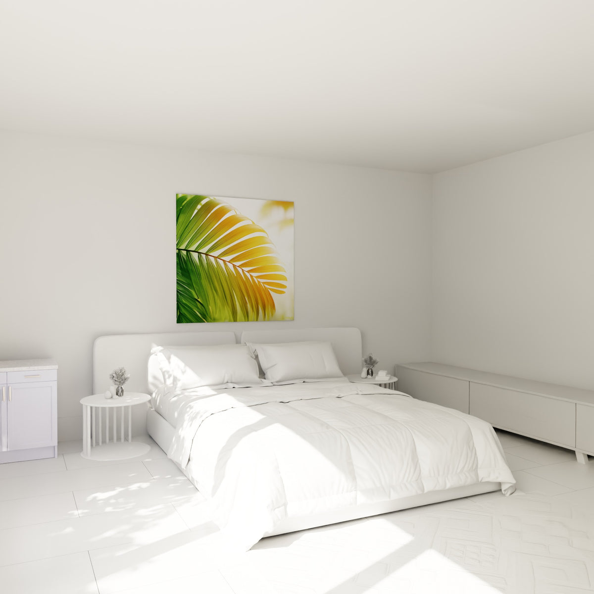 Feuille de palmier verte et ambrée déployée, accrochée au-dessus d'un lit dans une chambre claire