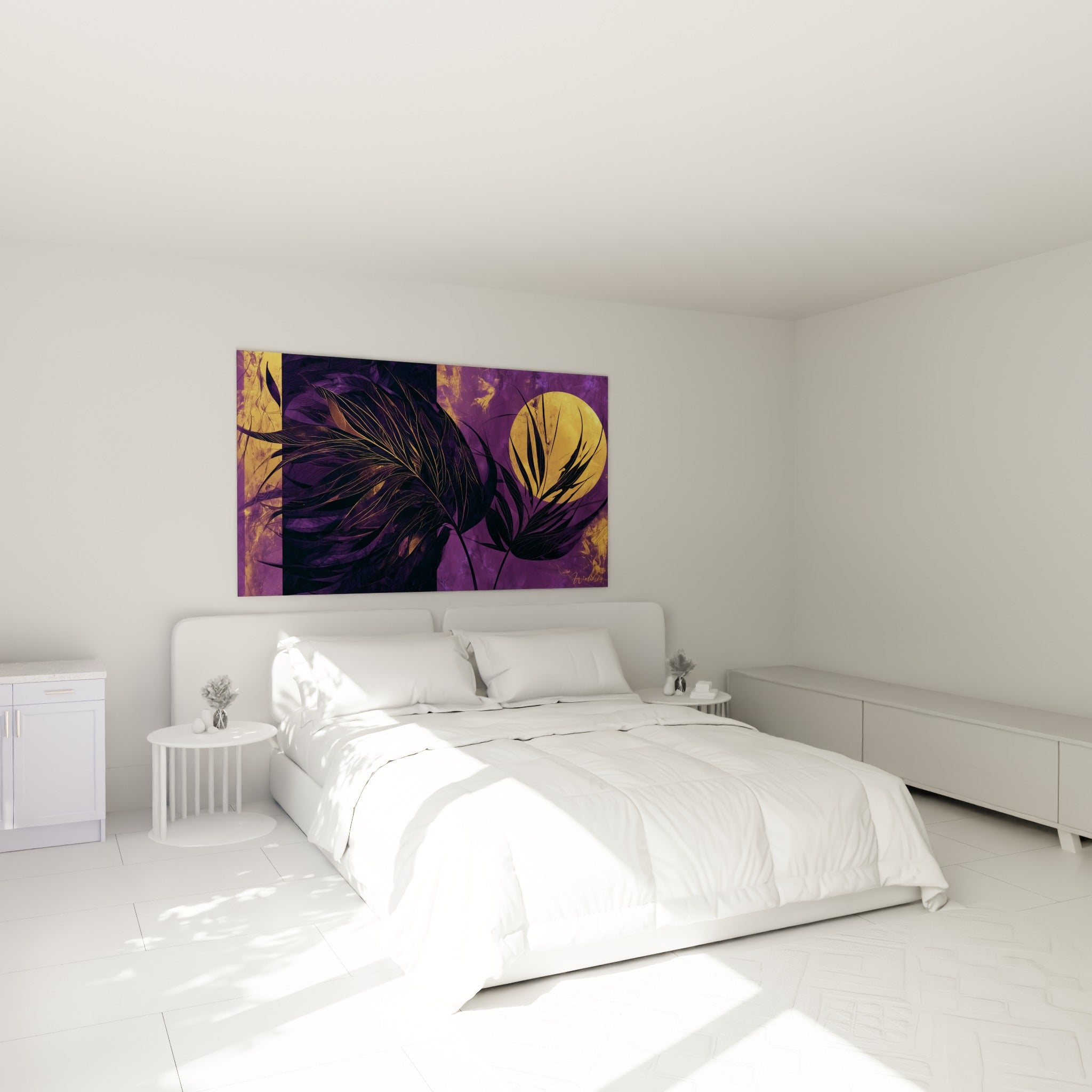 Palmes sombres et lune dorée sur fond violet profond accrochées au-dessus d'un lit dans une chambre claire