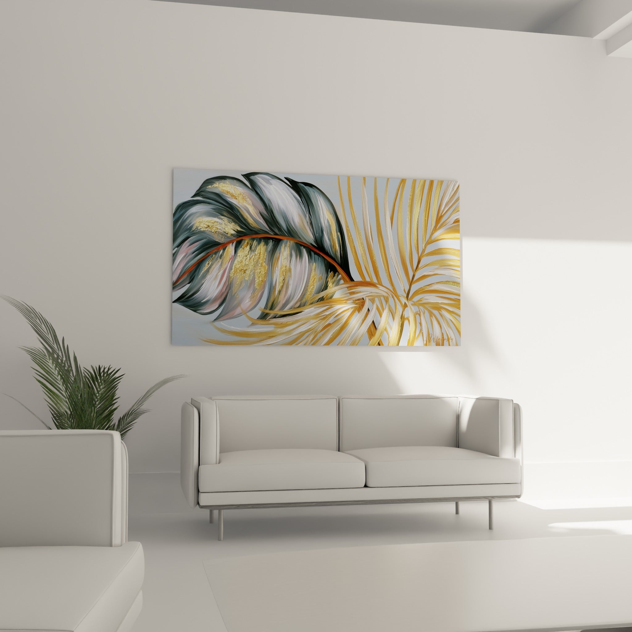 Feuillage anthracite scintillant d'or côtoie une palme dorée fine, au-dessus d'un canapé dans un salon lumineux