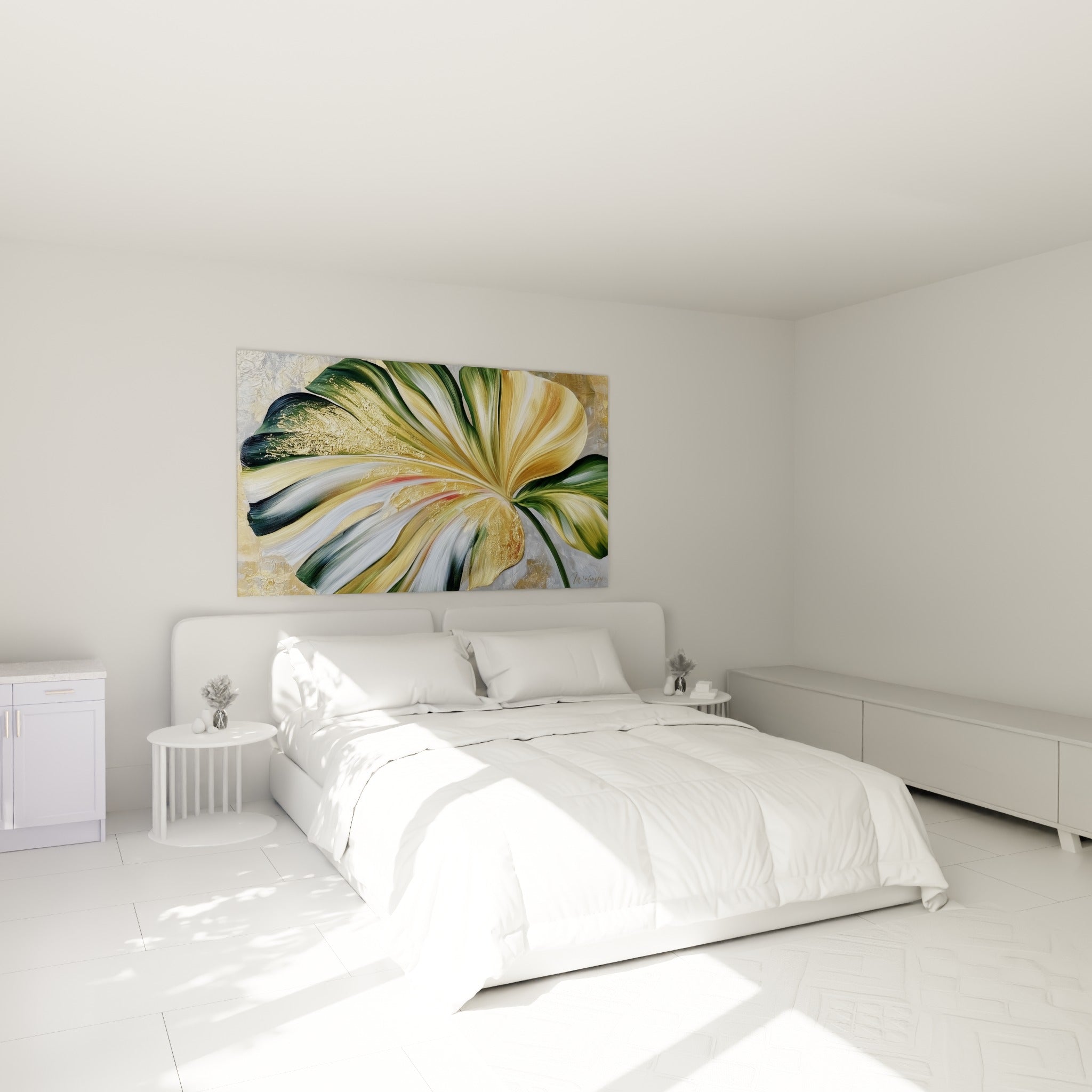Feuille de palmier dorée et verte aux courbes fluides au-dessus d'un lit dans une chambre claire