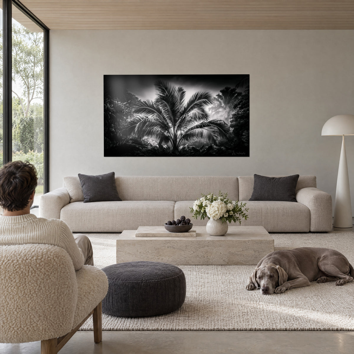 Tableau palmier en noir et blanc, larges palmes arquées sous un ciel brumeux gris, Weimaraner couché au-dessus d'un canapé dans un salon lumineux