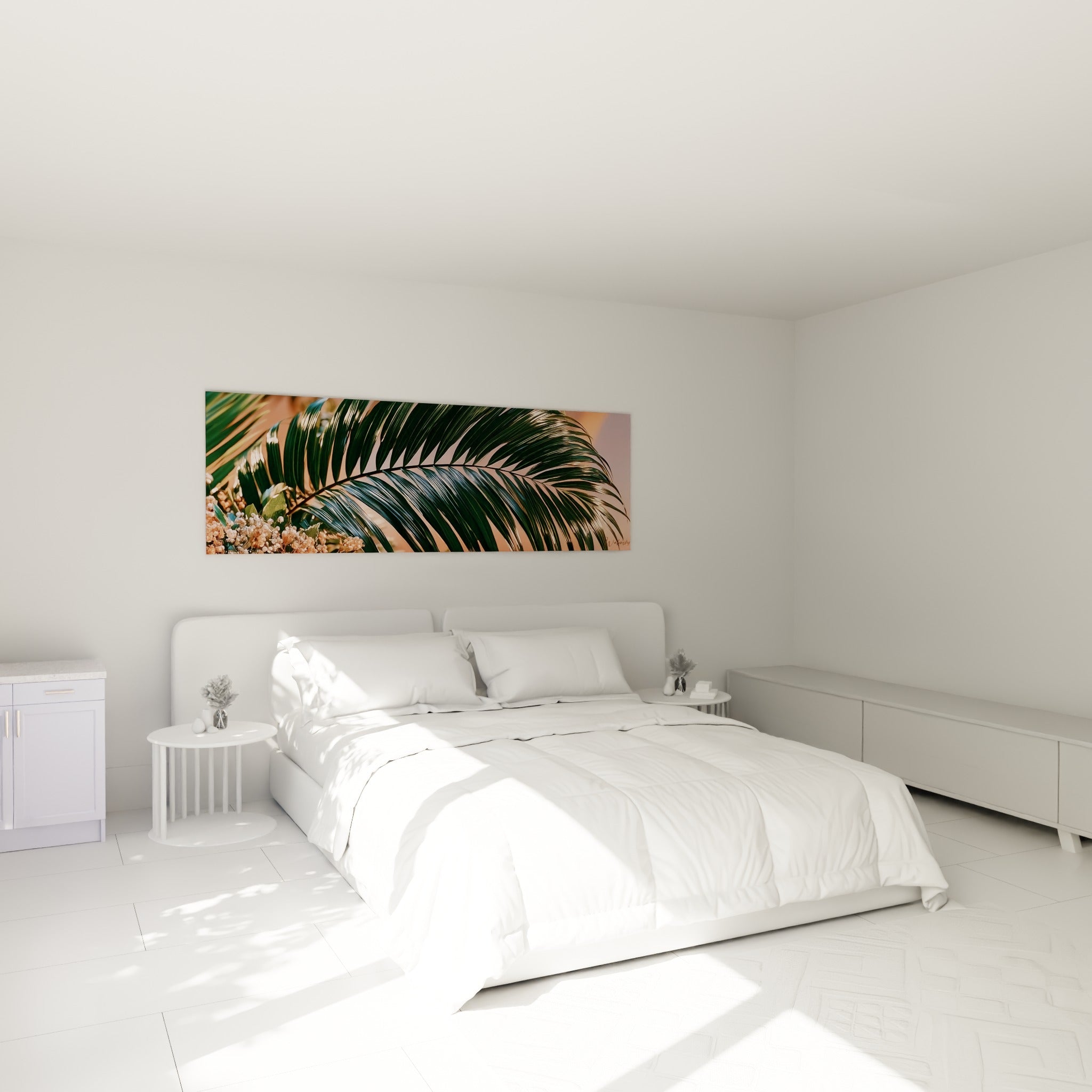 Palme verte déployée sur fond pêche lumineux, accrochée au-dessus d'un lit dans une chambre claire