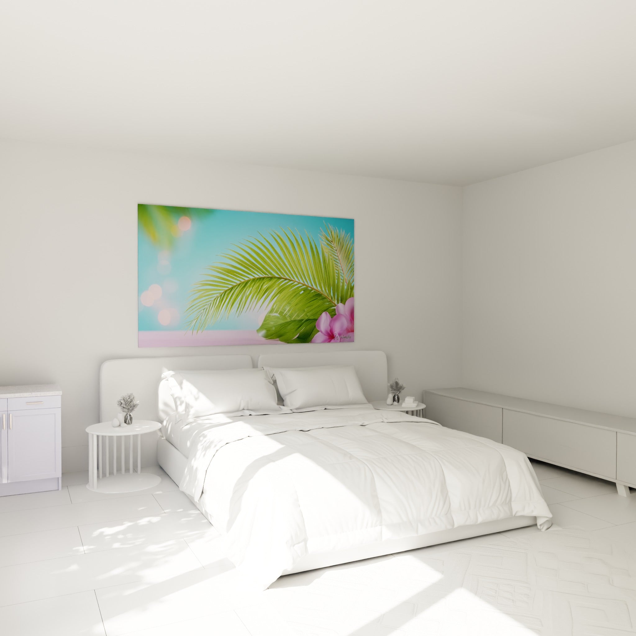 Palmes vertes et fleurs roses illuminées de reflets dorés, au-dessus d'un lit dans une chambre claire