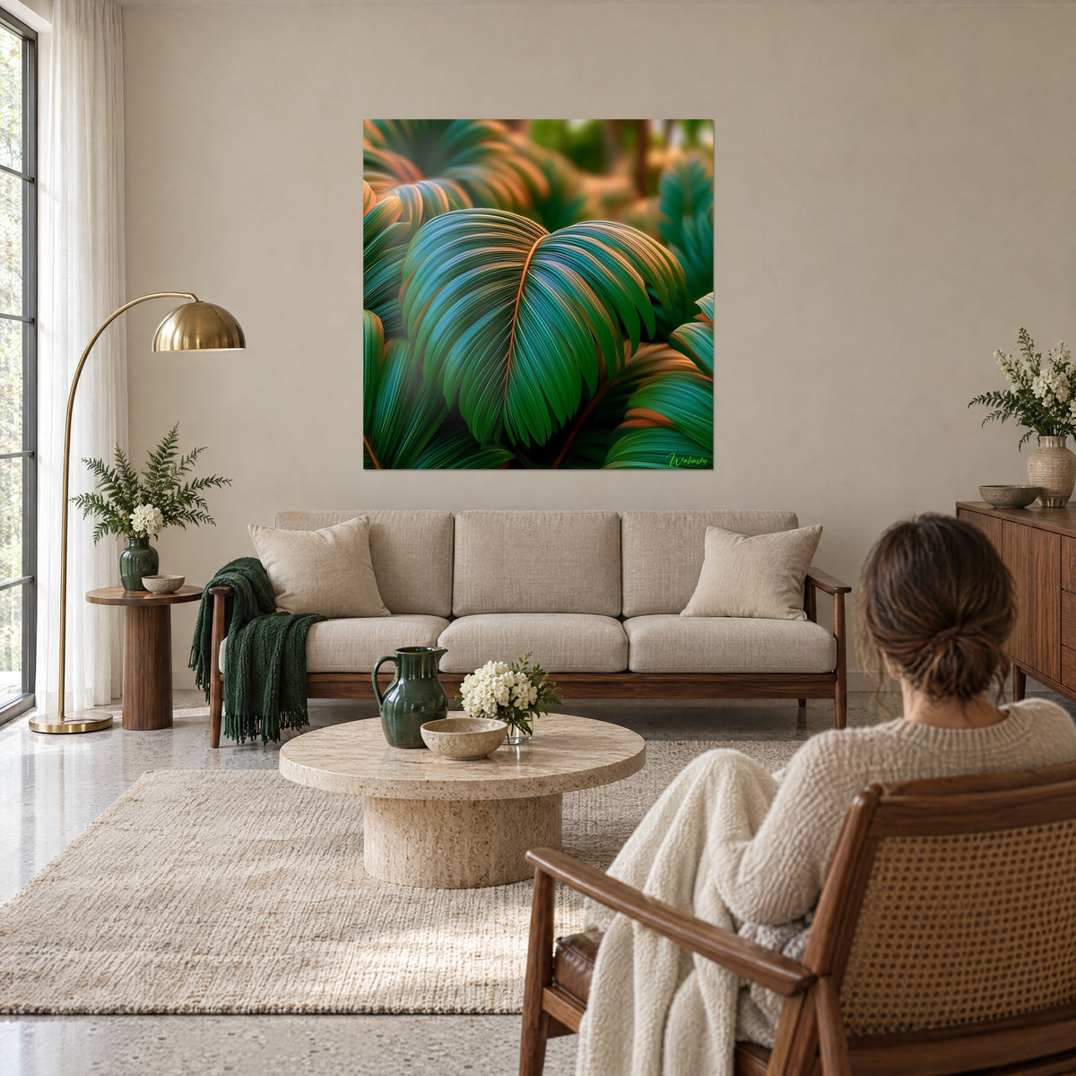 Schilderij palmblad in smaragdgroen met koperkleurige nerven, wazige gouden achtergrond, boven een bank in een lichte woonkamer