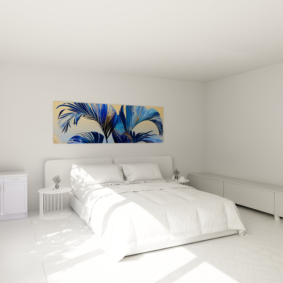 Palmes bleu marine et dorées composant ce tableau accroché au-dessus d'un lit dans une chambre claire