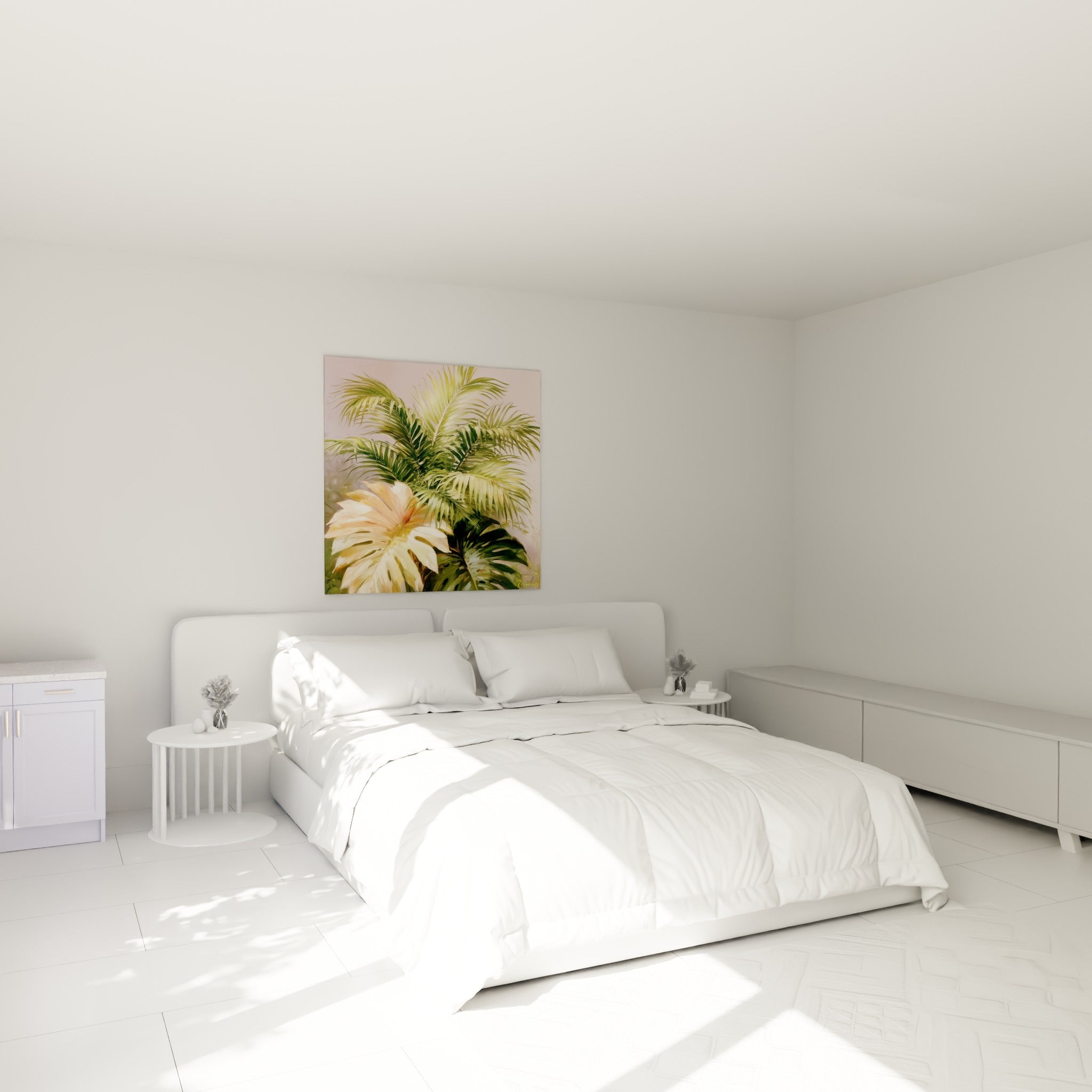 Palmes vertes et feuille corail se déploient au-dessus d'un lit dans une chambre claire