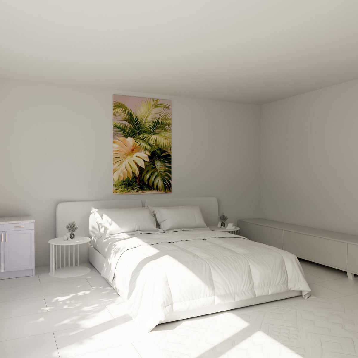 Palmes vertes et feuille corail au-dessus d'un lit dans une chambre claire