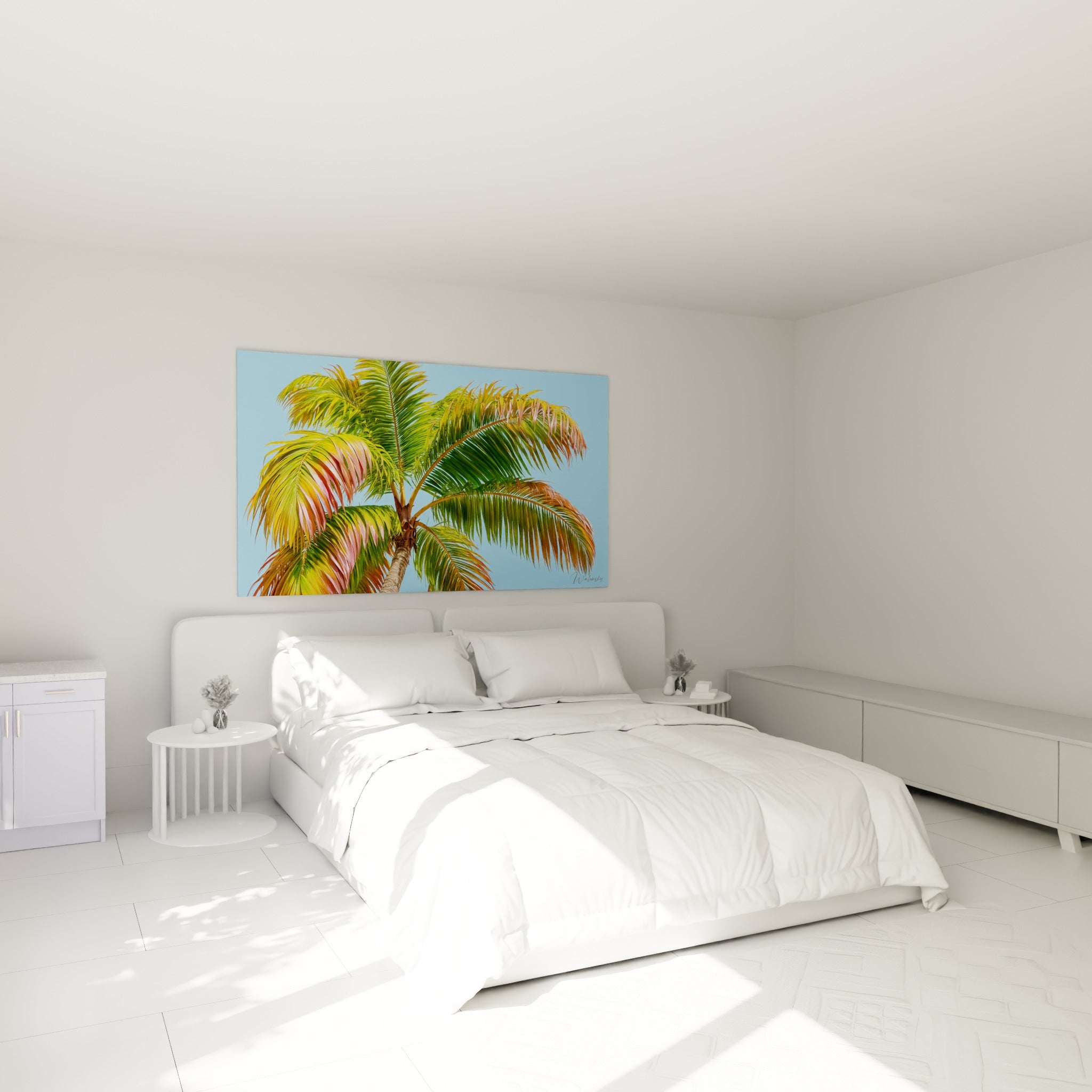 Palmes vertes et roses du palmier tropical accrochées au-dessus d'un lit dans une chambre claire.