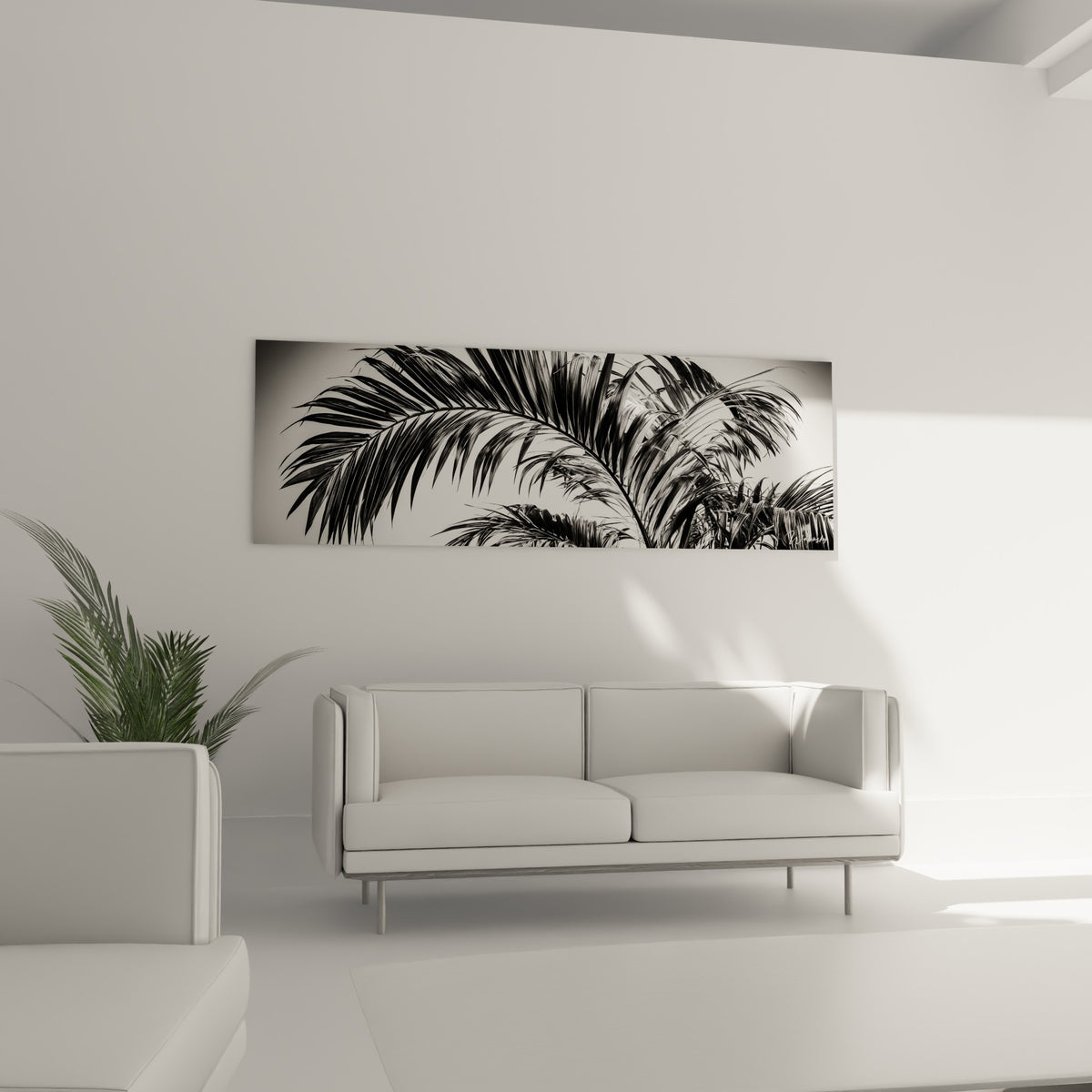 Feuille tropicale contrastée en noir et gris, œuvre suspendue au-dessus d'un canapé dans un salon lumineux