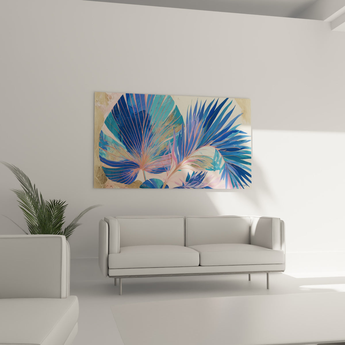 Éventail végétal turquoise et corail de ce tableau suspendu au-dessus d'un canapé dans un salon lumineux