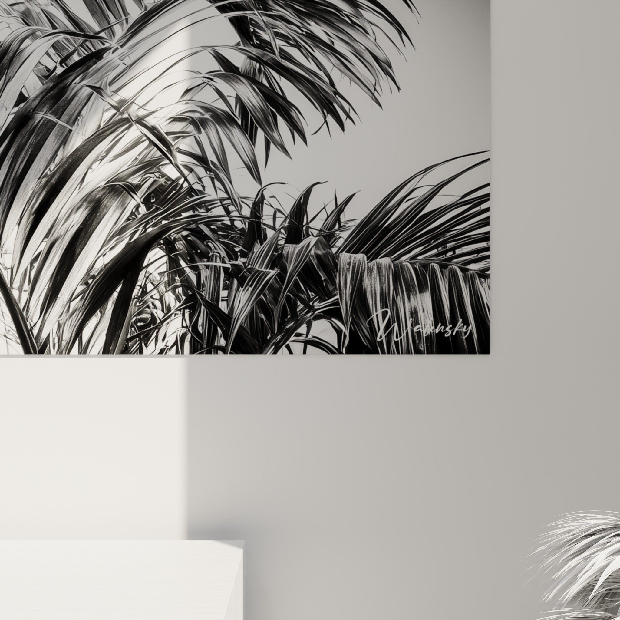 Détail des folioles noires finement dentelées avec grain photographique argenté sur fond blanc