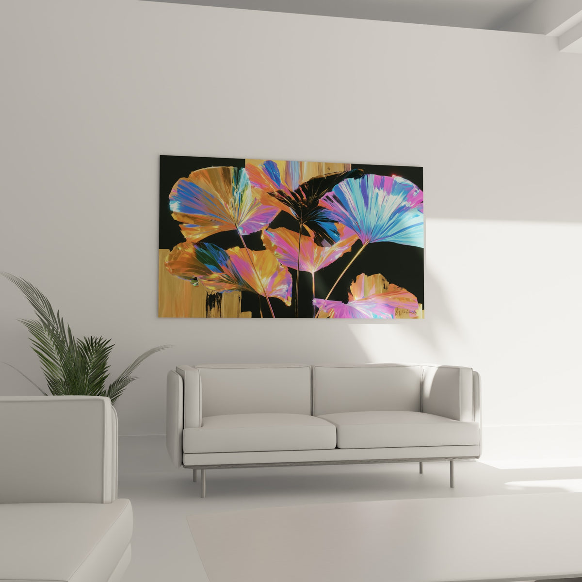 Feuillage tropical doré et turquoise disposé au-dessus d'un canapé dans un salon lumineux