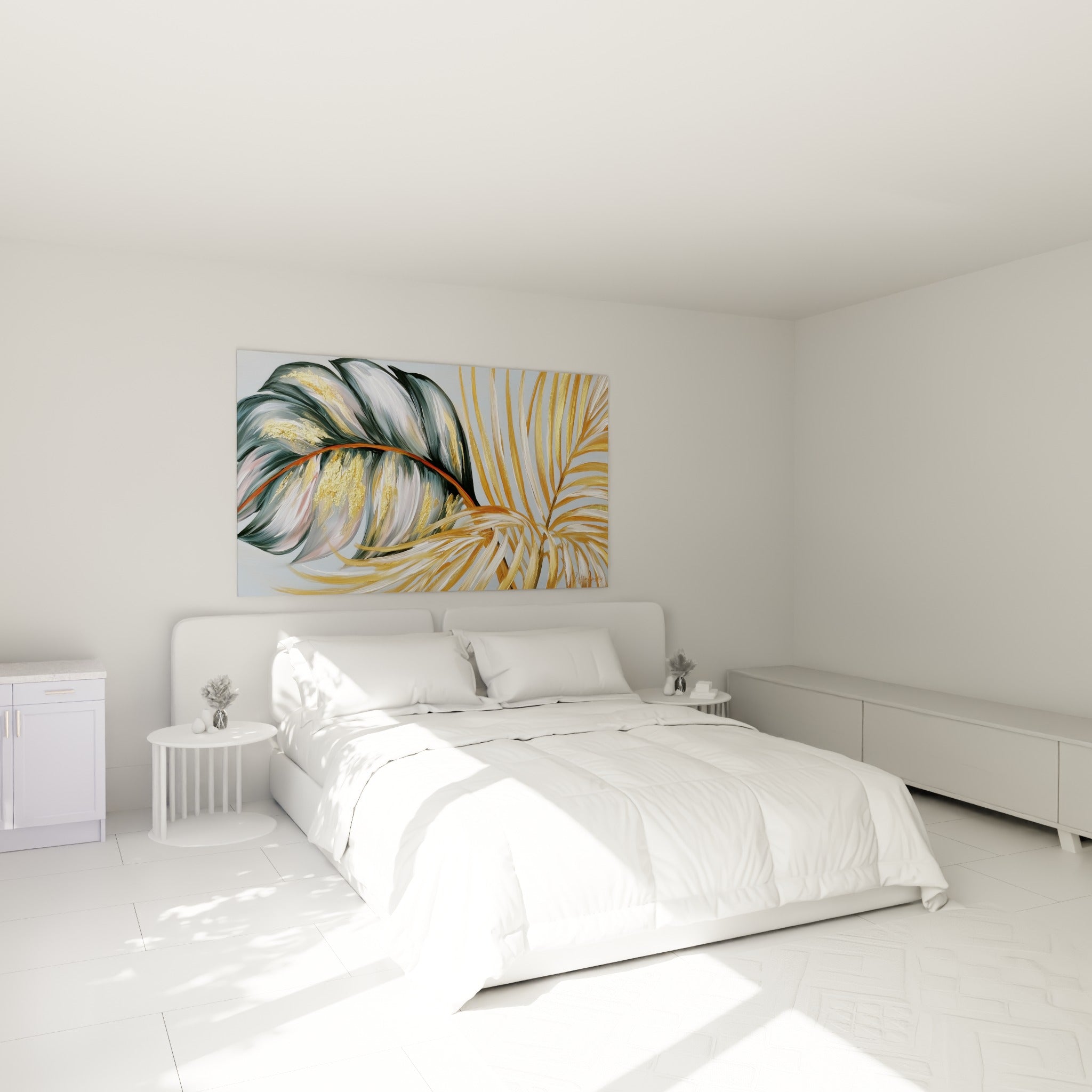 Palme dorée et grise déployée avec finesse, accrochée au-dessus d'un lit dans une chambre claire