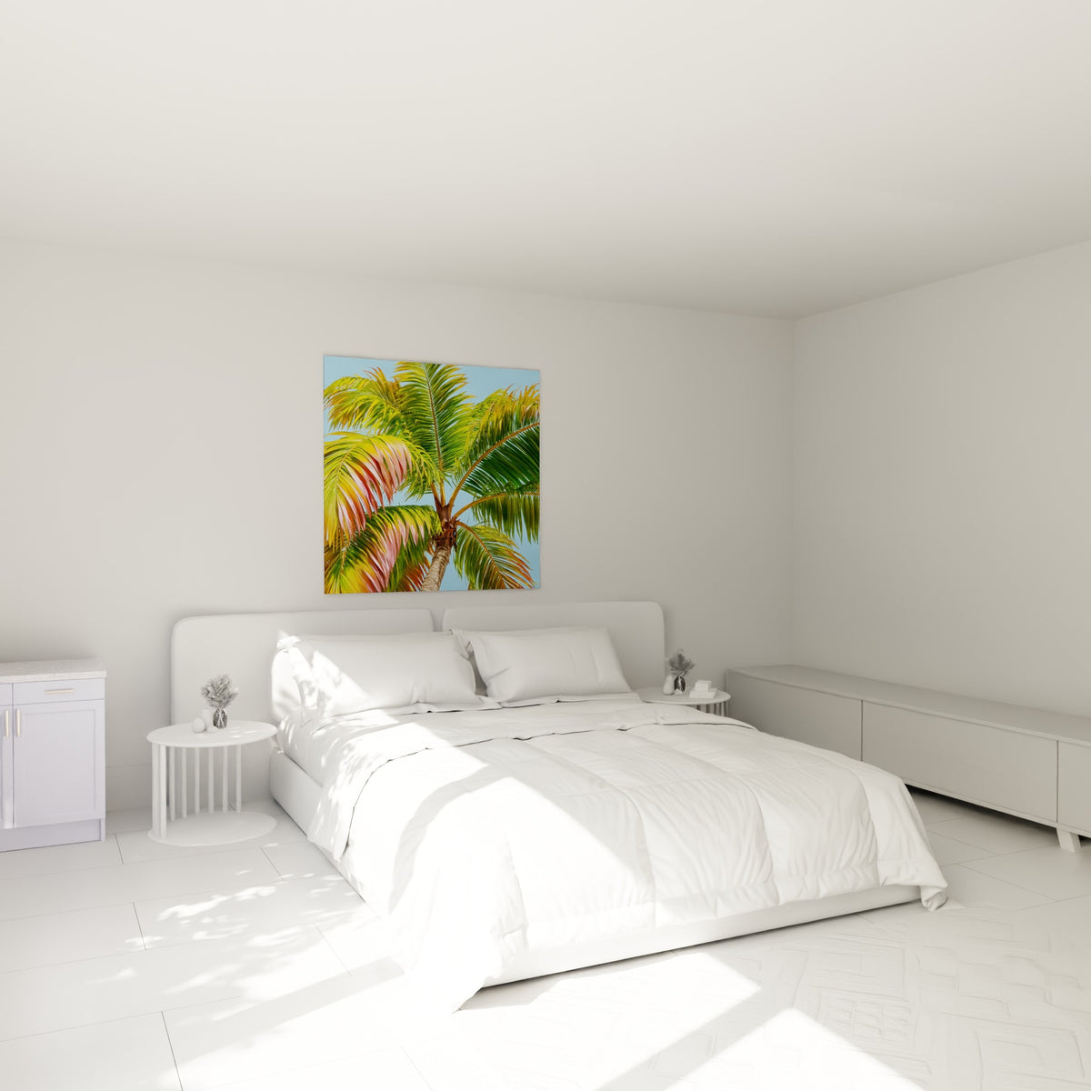 Frondaisons vertes et dorées d'un palmier tropical au-dessus d'un lit dans une chambre claire