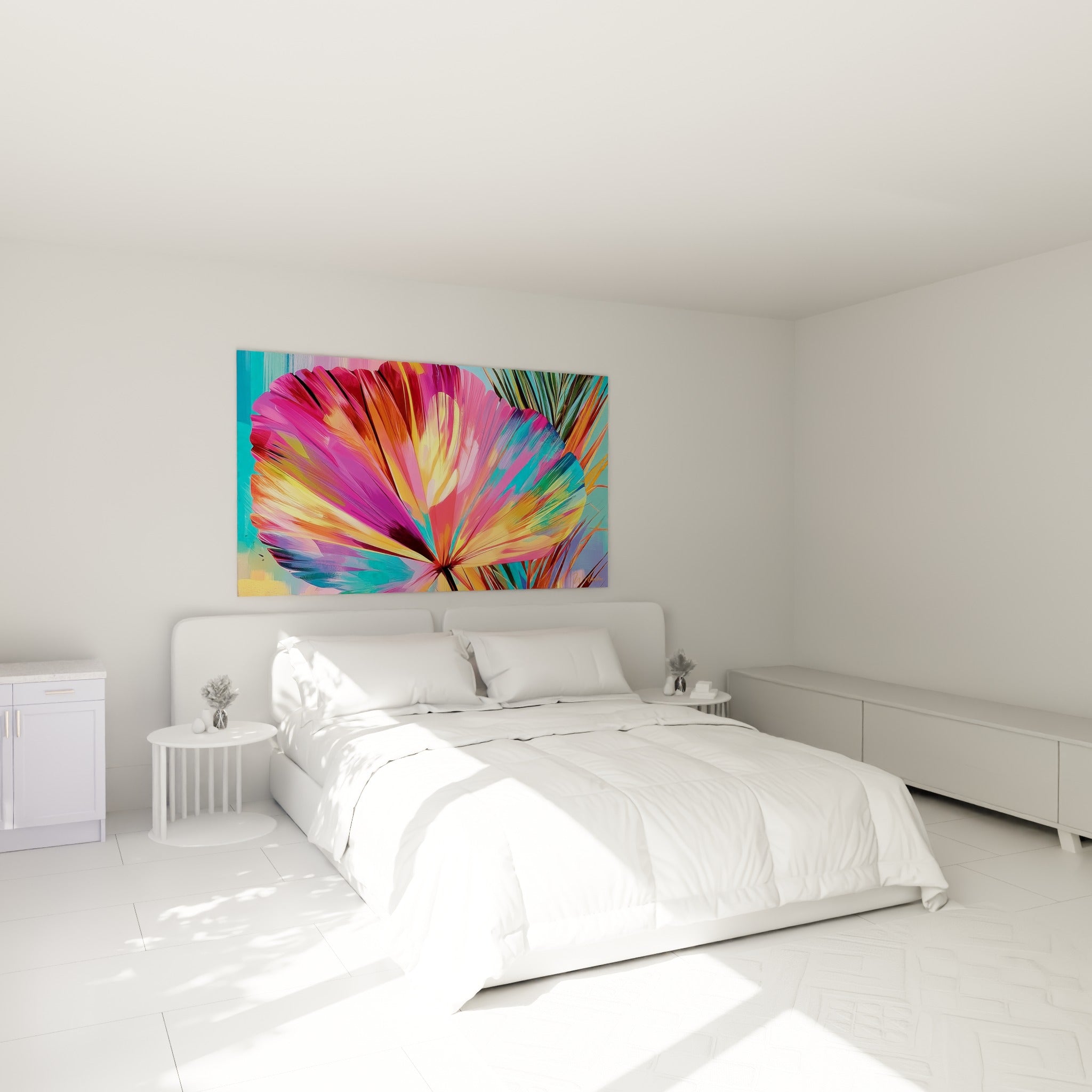 Feuille de palmier colorée rose et dorée accrochée au-dessus d'un lit dans une chambre claire