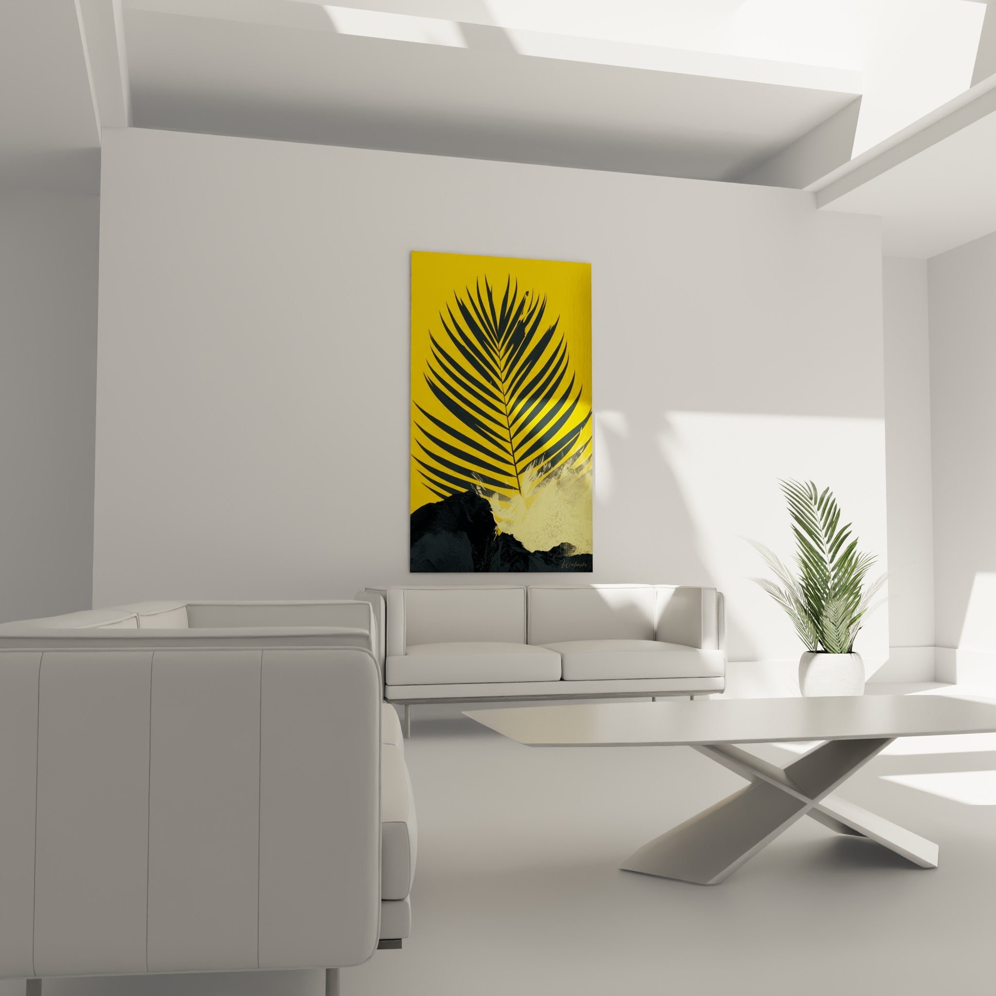 Nervures sombres de la feuille tropicale sur aplat jaune éclatant au-dessus d'un canapé dans un salon lumineux
