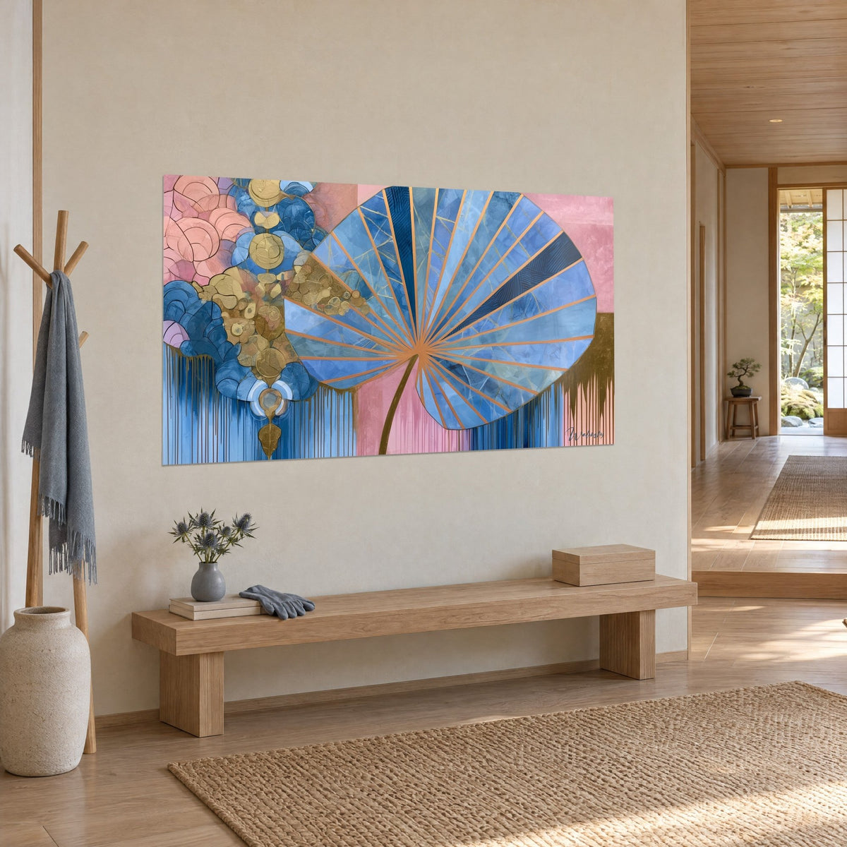 Gemälde botanischer Fächer mit himmelblauen und marineblauen Lamellen, puderrosa Hintergrund, ockerfarbene Blasen links, im japandi Eingangsbereich