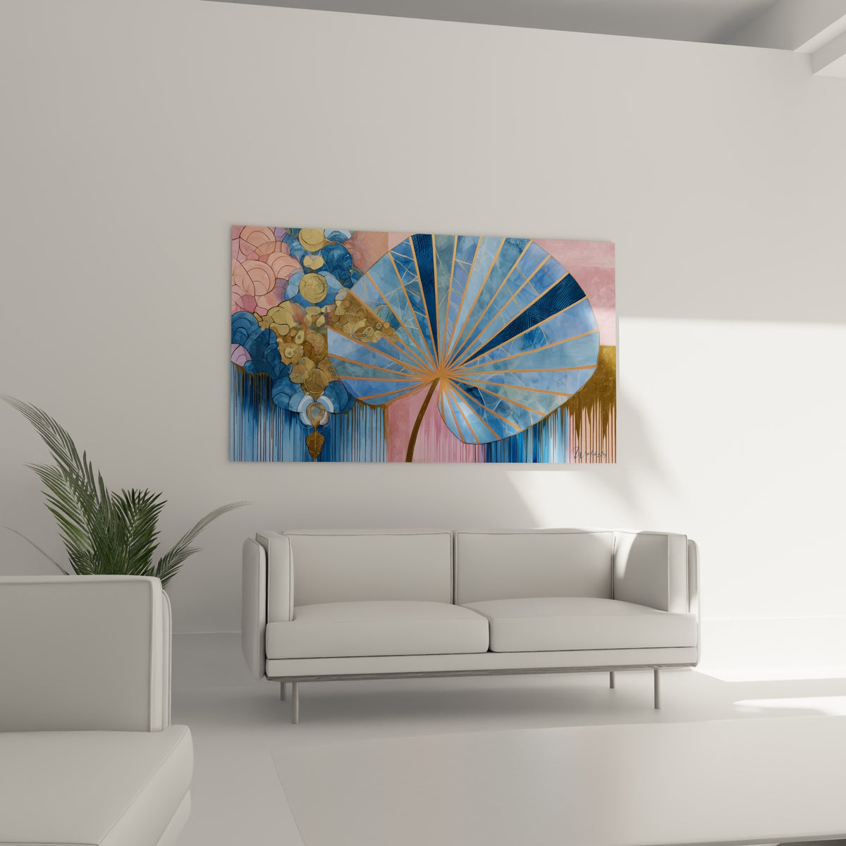 Composition botanique bleue et rose aux reflets cuivrés, au-dessus d'un canapé dans un salon lumineux