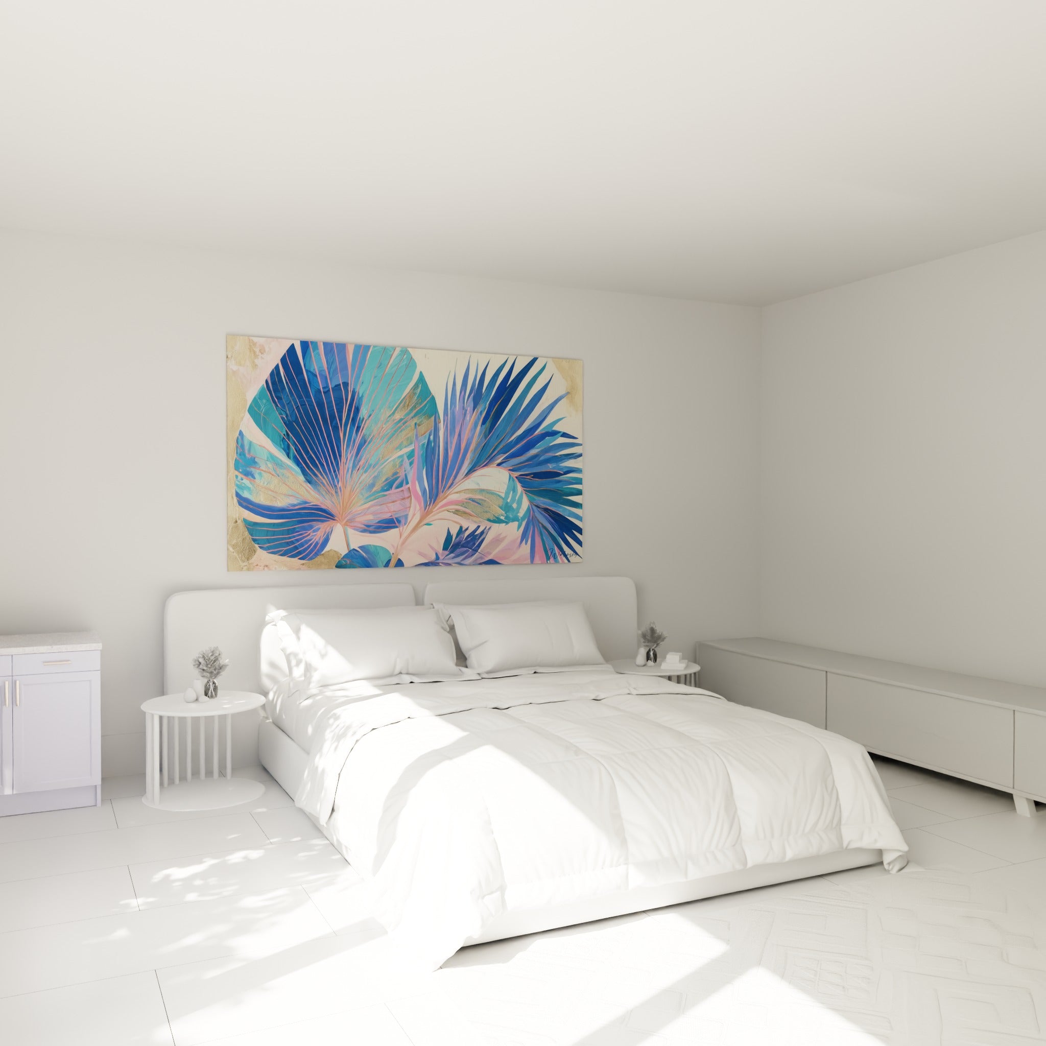 Palmes bleues et roses dorées composant ce tableau accroché au-dessus d'un lit dans une chambre claire